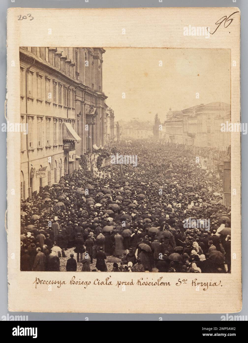 Varsovie. 'Le traitement du corps avant la fin de la croix' (vue de la banlieue de Cracovie depuis la fenêtre du Pałe Staszic dans la direction de la nuit pendant la procession dans l'octave dans l'octave. ) ; Beyer, Karol (1818-1877) ; 02.06.1861 (1859-00-00-1863-00-00) ; Corpus Christi (jour férié), Krakowskie Przedmieście (Varsovie - rue), Méyet, Léopold (1850-1912) - collection, année 1861, Varsovie (Voïvodie de Masovie), Dar (provenance), églises, église de. Krzyża (Varsovie), processions, célébrations religieuses Banque D'Images