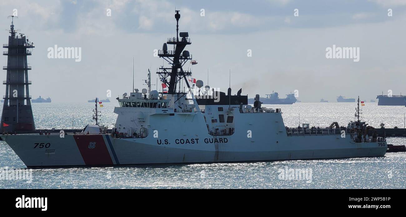 Le Cutter des garde-côtes américains Bertholf (WMSL 750) arrive à la base navale de Changi à Singapour, le 25 février 2024. Le Bertholf est un Cutter de sécurité nationale de 418 pieds actuellement déployé dans la région Indo-Pacifique sous le contrôle tactique de la 7e flotte américaine. (Photo de la Garde côtière américaine par le Cmdt. Trevor Parra) Banque D'Images