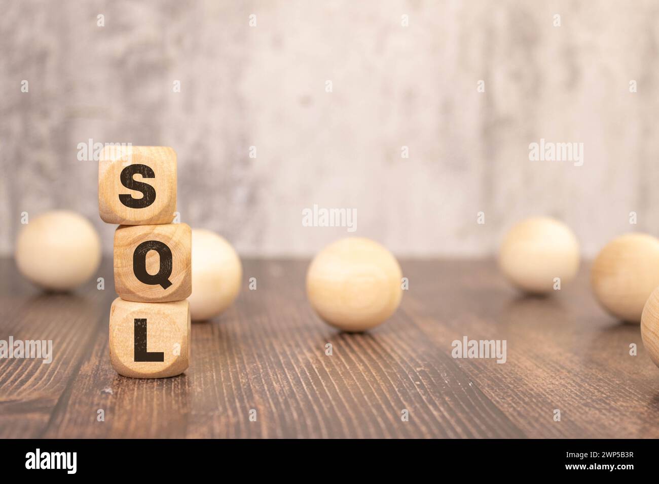Les cubes en bois sur fond marron avec le texte « SQL » représentent le concept de « Sales Qualified Lead ». Il visualise le processus de filtrage identif Banque D'Images