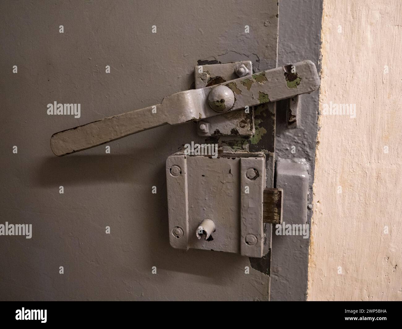 Poignée de cellule de prison dans les cellules sous-marines U-Boot (U-Boat) dans le vieux bâtiment, l'ancienne prison Stasi de la guerre froide Hohenschönhausen, Berlin. Banque D'Images