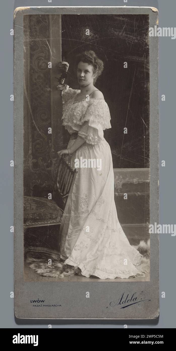 Portrait d'une femme (tout le personnage) ; Adela (Lviv ; Zak photographique vers 1905 (1900-00-00-1910-00-00) ; Rajchman, Aleksander (1855-1915) - collection, broderie, broderie anglaise, modernisme (style), Pologne (culture), portraits, portraits de femmes Banque D'Images