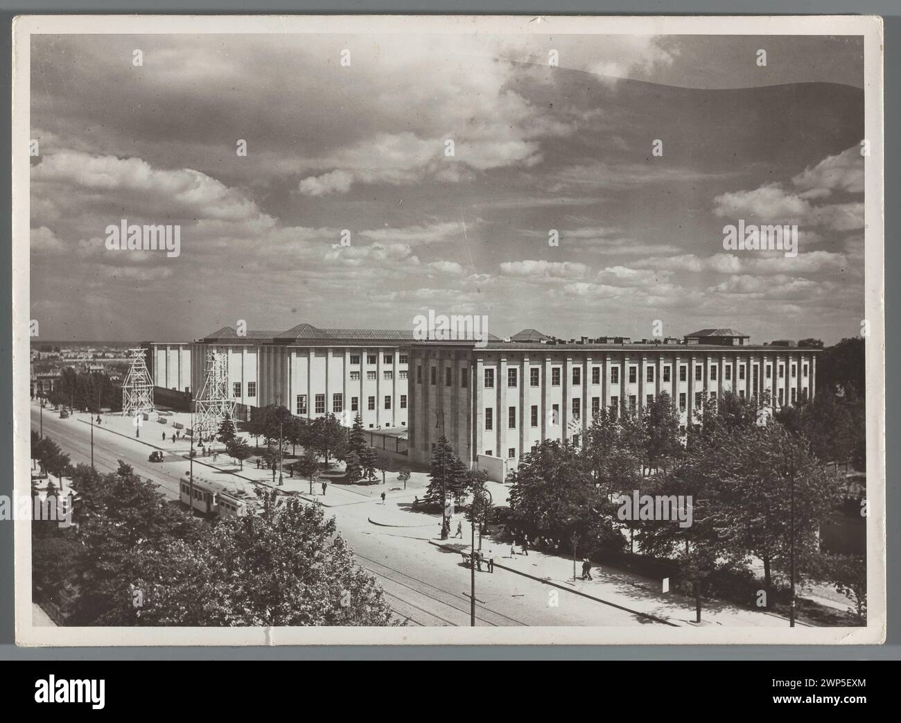 Le bâtiment du Musée National de Varsovie à al. 3 mai - vue générale ; Ry, Jan (1889-1939) ; 1937-1938 (1937-00-00-1938-00-00) ; Aleja 3 Maja (Varsovie - rue), Aleje Jerozolimskie (Varsovie - rue), Musée national de Varsovie (1862-), Varsovie (Voïvodie masovienne), architecture, architecture polonaise, bâtiments, musées, échafaudages, rails de tramway, trams, rue Banque D'Images