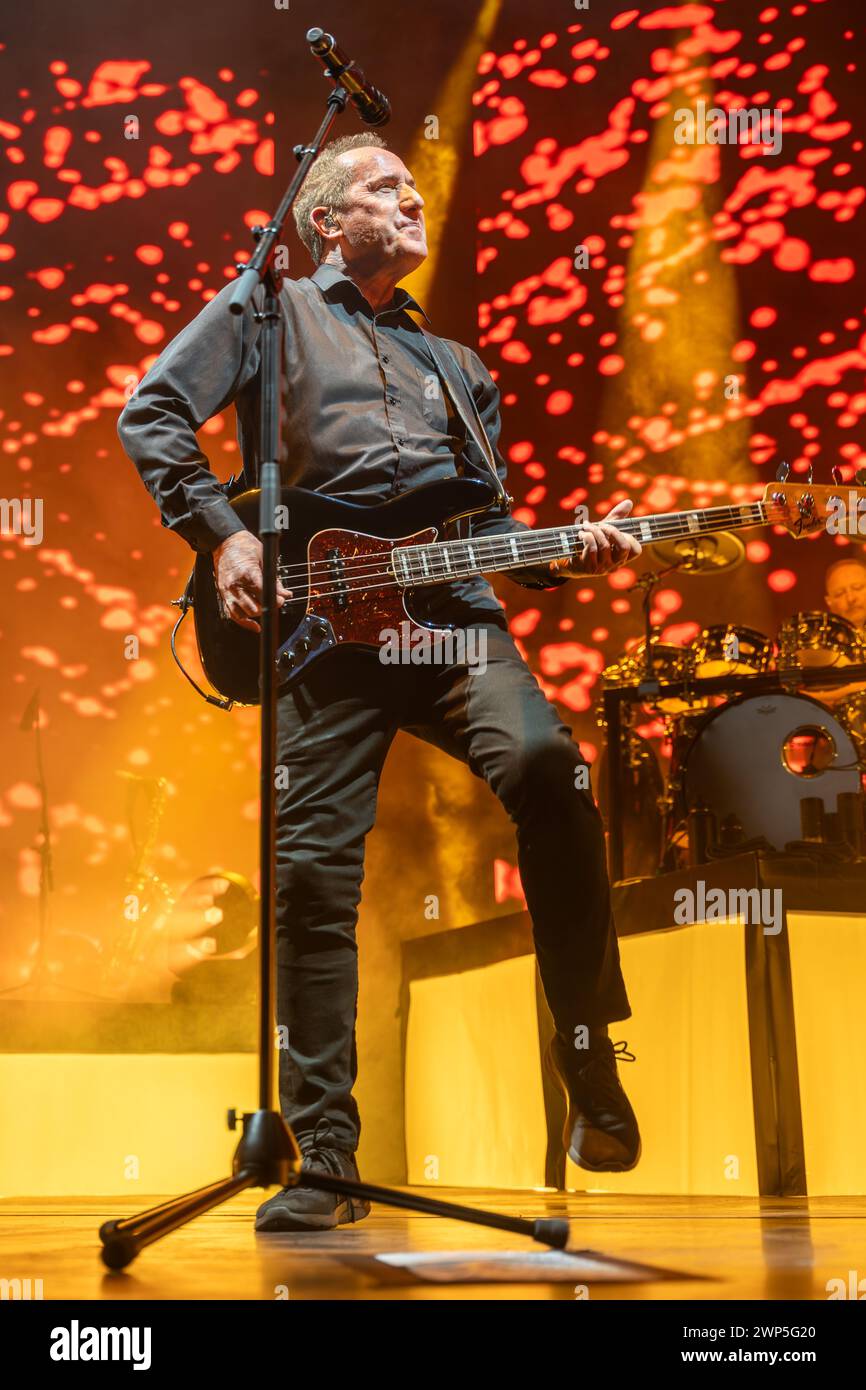 LEEDS, ROYAUME-UNI. 5 mars 2024. OMD, visite de l'escalier du Bauhaus. Andy McCluskey Credit : Paul Whitehurst/Alamy Live News Banque D'Images