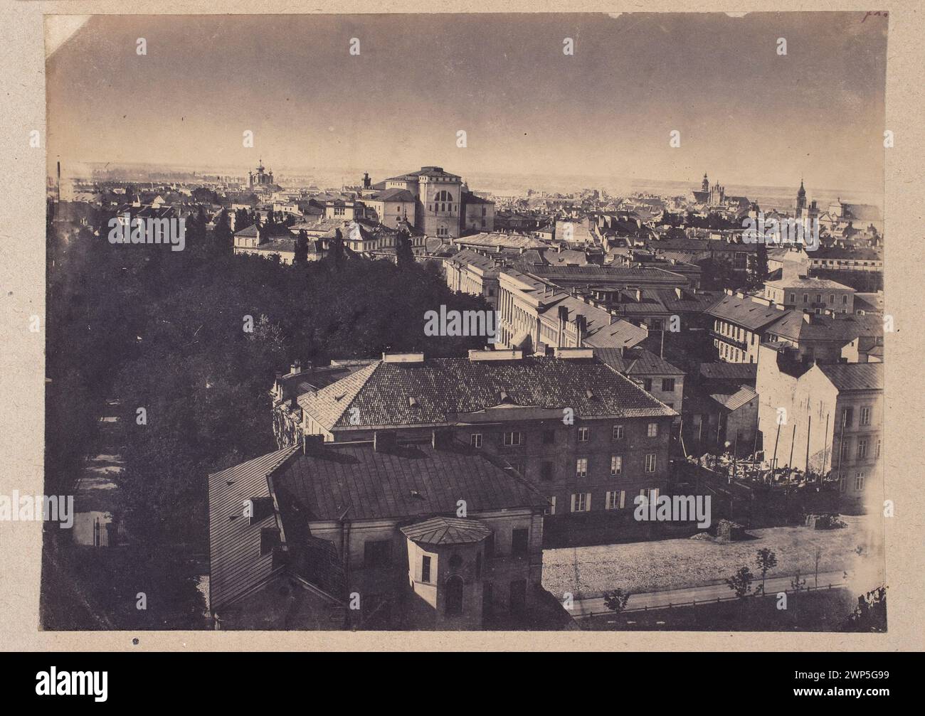 Varsovie. Vue depuis le phare de l'évangélique-Augsbourg de la Trinité vers la rue Królewska, le théâtre Wielkiego et la place Saxon. Un fragment du panorama ; Beyer, Karol (1818-1877) ; 1858 (1858-00-00-1858-00-00) ; Królewska (Varsovie - rue), Méyet, Léopold (1850-1912), Méyet, Léopold (1850-1912) - collection, Palais Saski (Varsovie), Art de la photographie (Varsovie - exposition - 1990), Théâtre Wielki (Varsovie), Varsovie (Voïvoïvoïvoïvodie de Masovienne), Dar (provenance), amas document testamentaire (provenance), photosensible (Varsovie - exposition - 2009) Banque D'Images