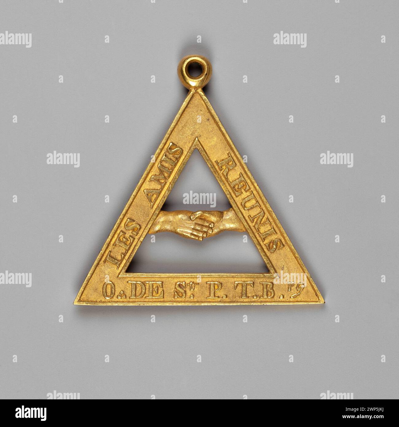 Un badge de 1810 de la loge les amis reunis à Saint-Pétersbourg montrant l'emblème du triangle maçonnique et les mains dans un symbole de câlin, associé aux loges de franc-maçonnerie. Banque D'Images