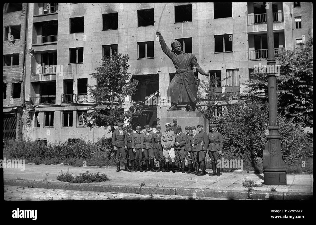 Photographie prise le 6 août 1945 montrant la 7e division de l'armée polonaise transportant des monuments au Musée national de Varsovie, avec le monument à Jan Kiliński visible dans Aleje Jerozolimskie 4. Banque D'Images