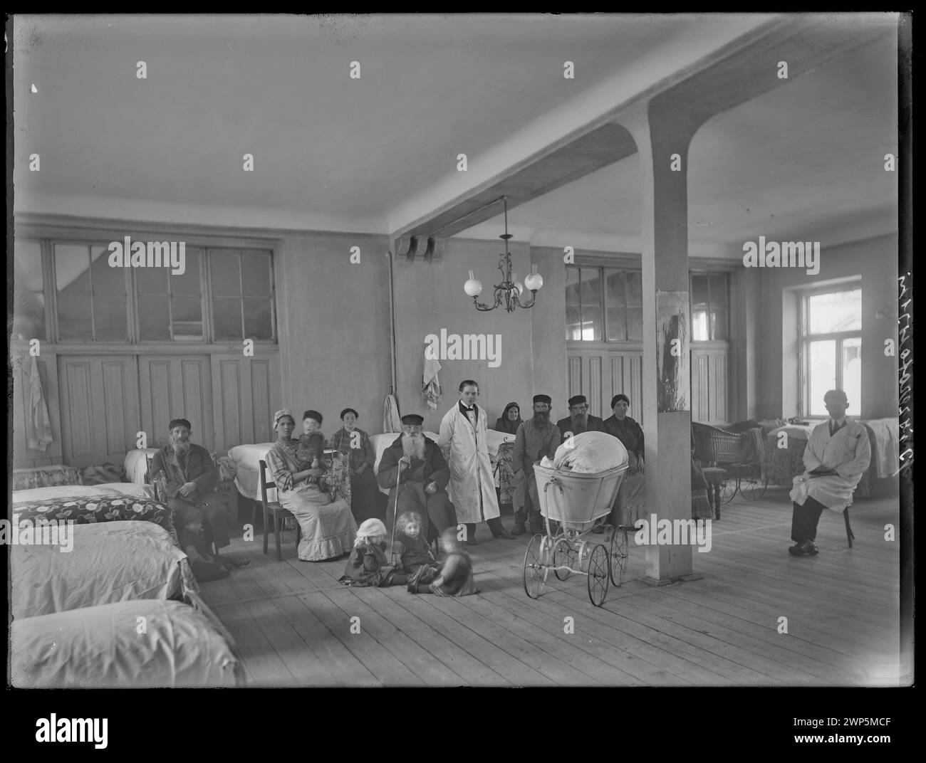 Auberge n ° 72 géré par le Comité des citoyens de Varsovie en 1915 à ul. Dzielna 7, fournissant un abri temporaire et une assistance aux sans-abri. Banque D'Images