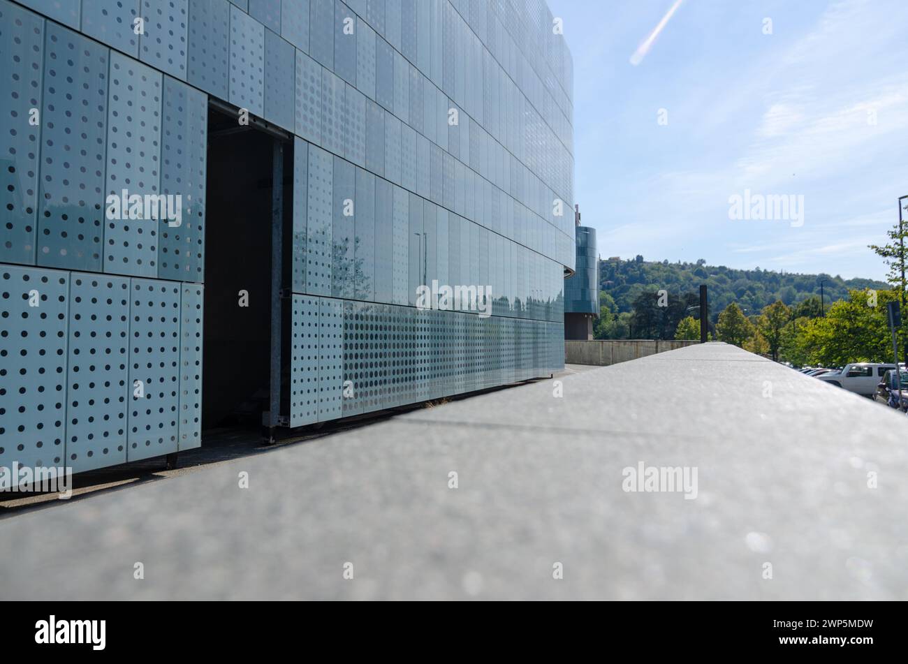 Façade de bâtiment moderne, avec un système de protection solaire innovant conçu sur une façade en verre orientée plein sud. bâtiment semi-circulaire, avec des lignes ondulées de mol Banque D'Images
