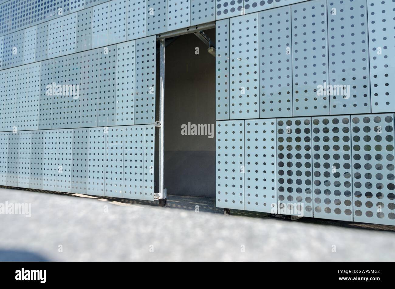 Façade de bâtiment moderne, avec un système de protection solaire innovant conçu sur une façade en verre orientée plein sud. bâtiment semi-circulaire, avec des lignes ondulées de mol Banque D'Images