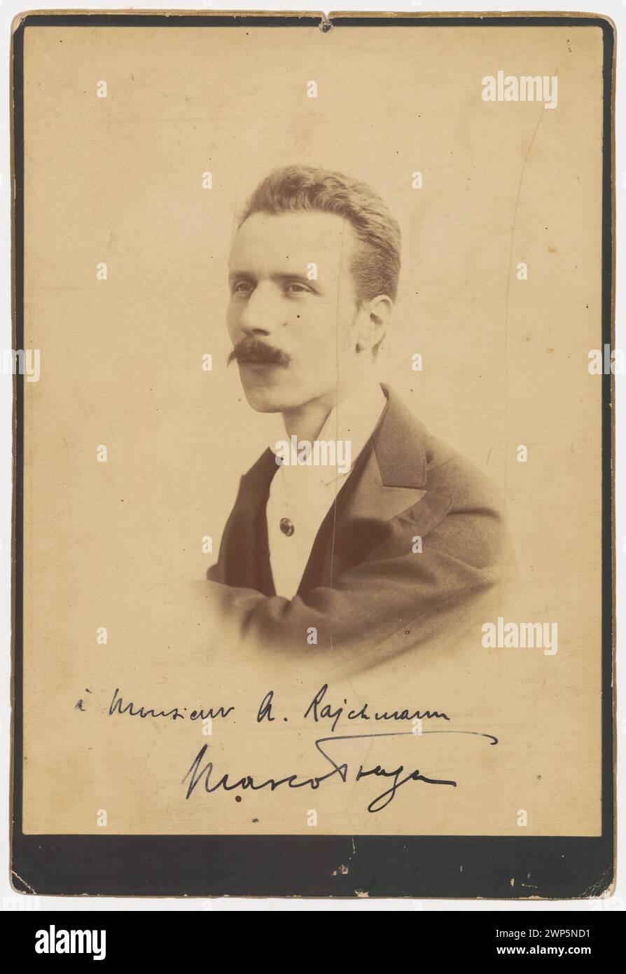 Photographie de Marco Prague (1862-1929), dramaturge, avec buste dans un décor de bibliothèque, dédiée à Aleksander Rajchman avant 1893, représentant un portrait d'écrivain masculin, contexte culturel italien. Banque D'Images
