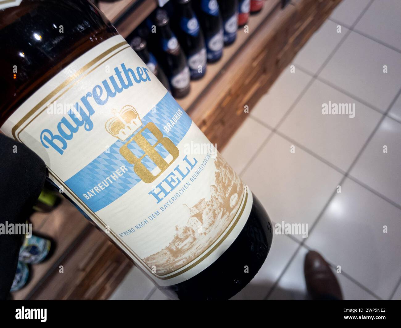 Photo d'une bouteille de bière Bayreuther dans un supermarché de Belgrade, Serbie. La bière Bayreuther désigne les bières produites par le Bayreuther Bierbrauerei, Banque D'Images