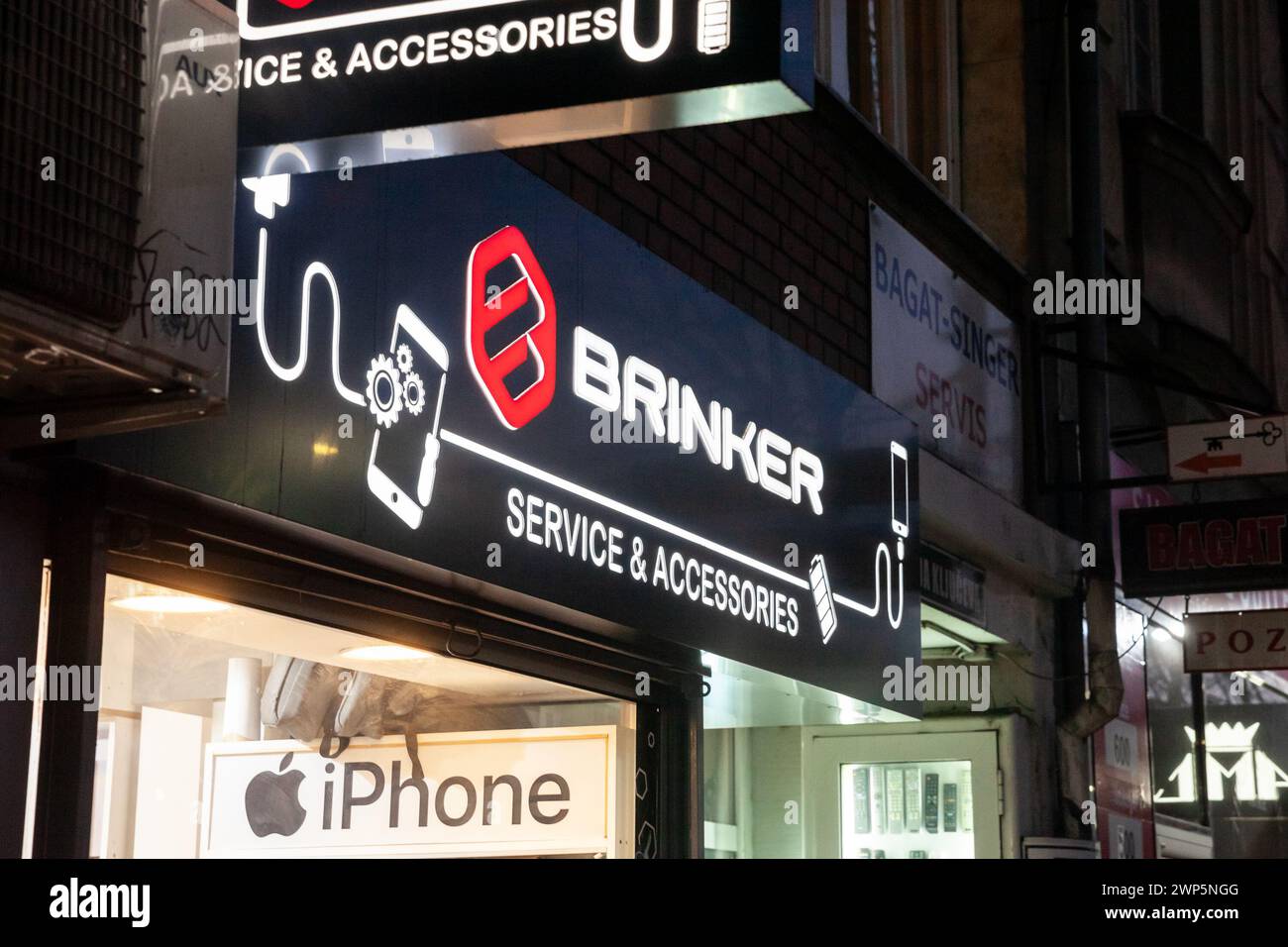 Photo d'un atelier de réparation de smartphones à Belgrade, spécialisé dans l'entretien des appareils mobiles. Banque D'Images