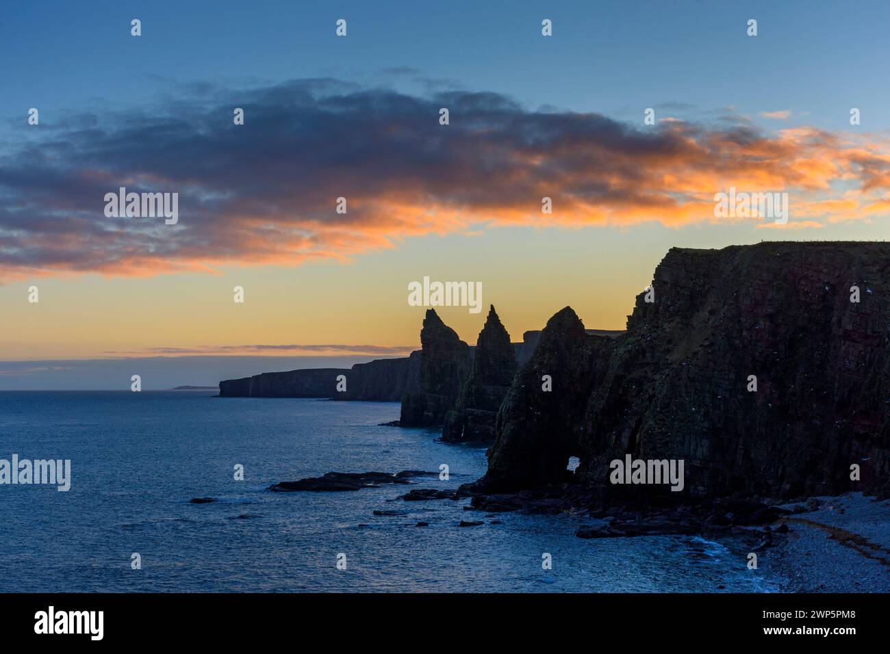 Les piles de Duncansby au coucher du soleil, près de John o' Groats, Caithness, Écosse, Royaume-Uni. Banque D'Images