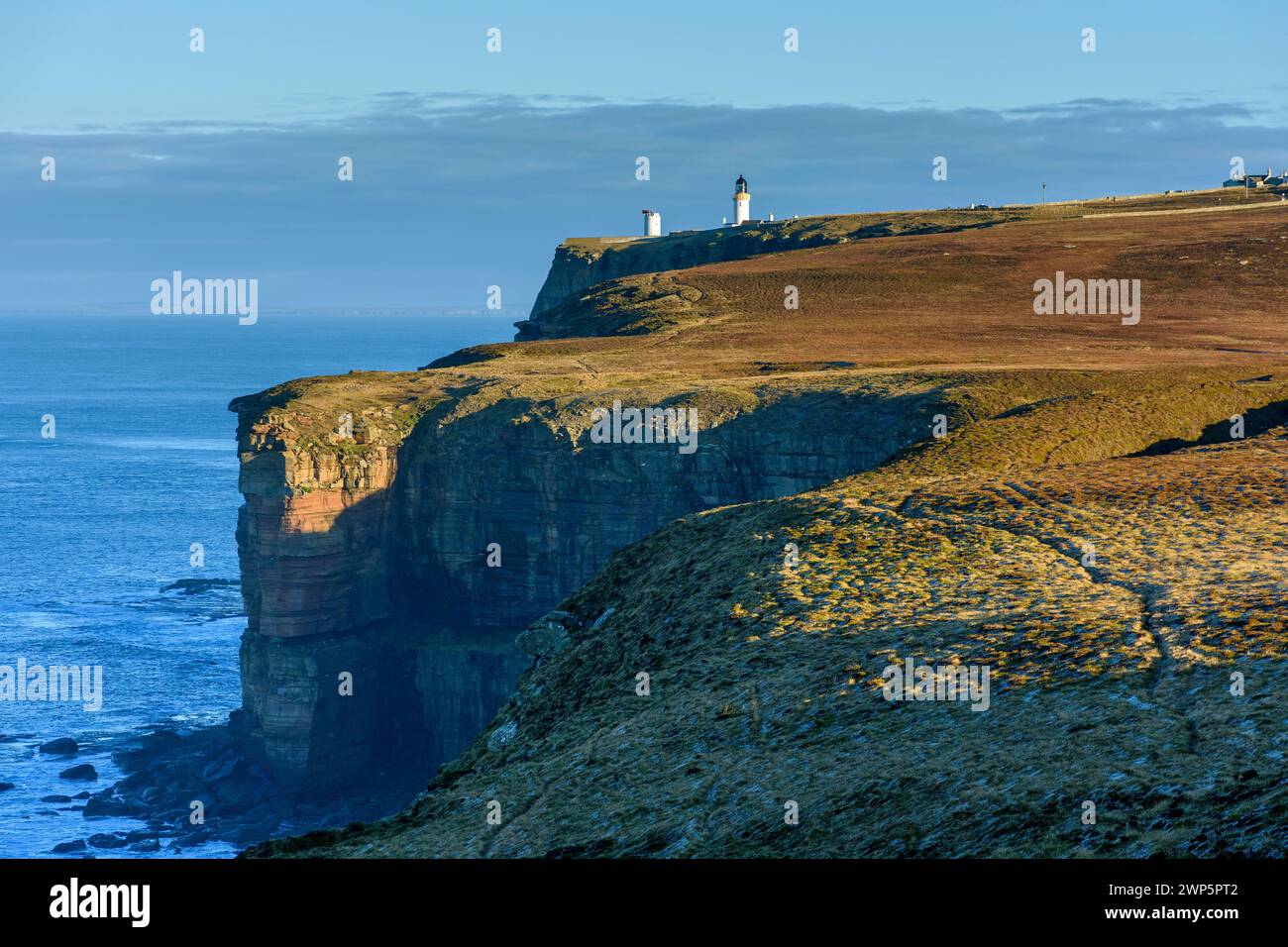 Falaises et phare sur Dunnet Head depuis le Neback. Dunnet Head, Caithness, Écosse, Royaume-Uni. Banque D'Images