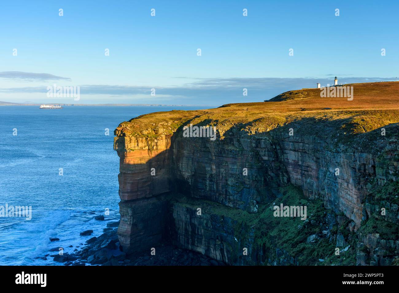 Falaises et phare sur Dunnet Head depuis le Neback. Dunnet Head, Caithness, Écosse, Royaume-Uni. Banque D'Images