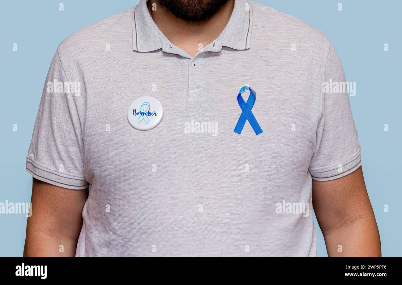 Bleu novembre mois de sensibilisation au cancer de la prostate, homme en chemise avec ruban bleu pour soutenir la vie et la maladie des gens. Santé, hommes internationaux, Père, Banque D'Images