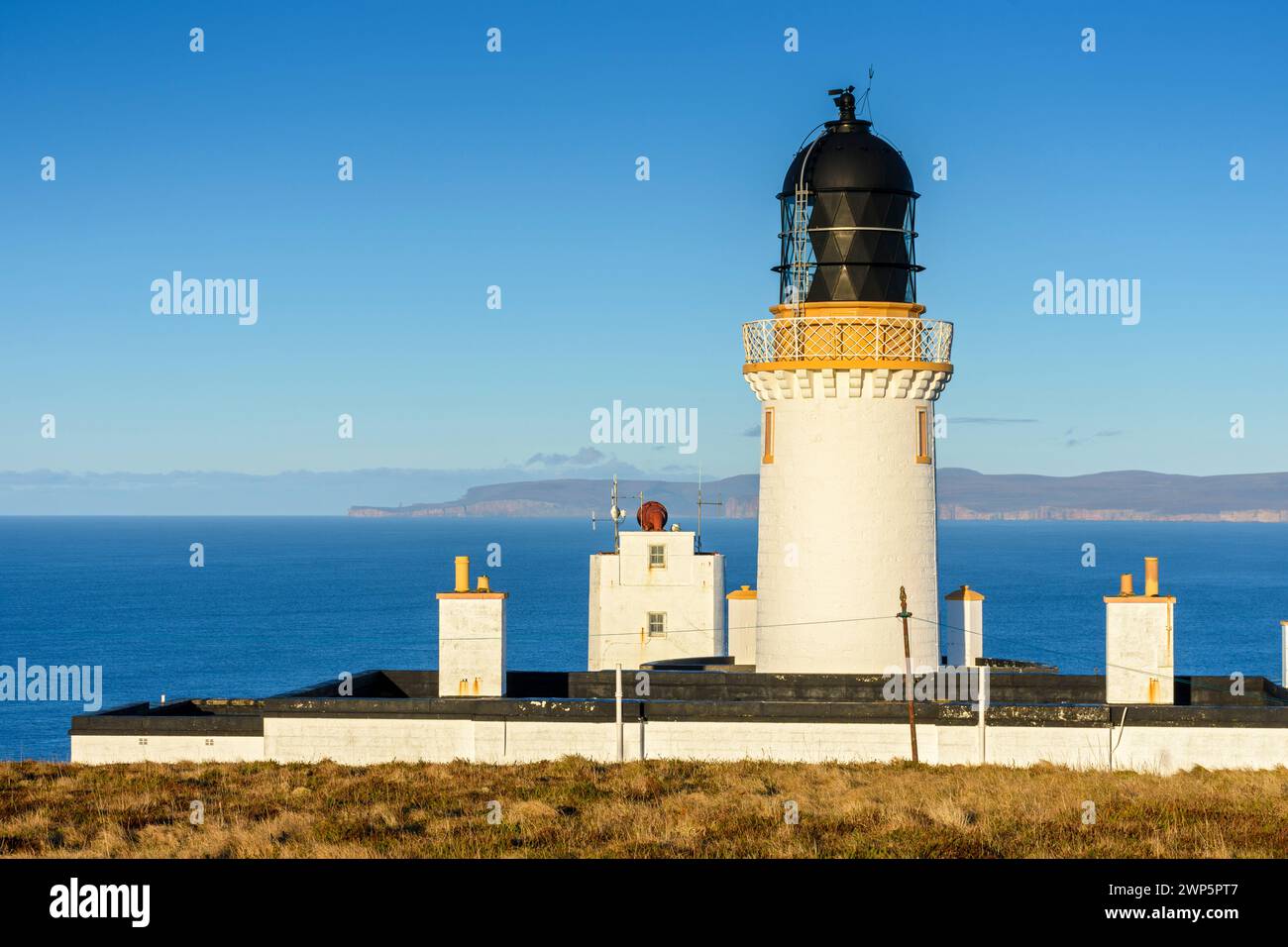 Le phare de Dunnet Head, le point le plus au nord du continent britannique. Caithness, Écosse, Royaume-Uni. L'île de Hoy, Orkney, au loin. Banque D'Images