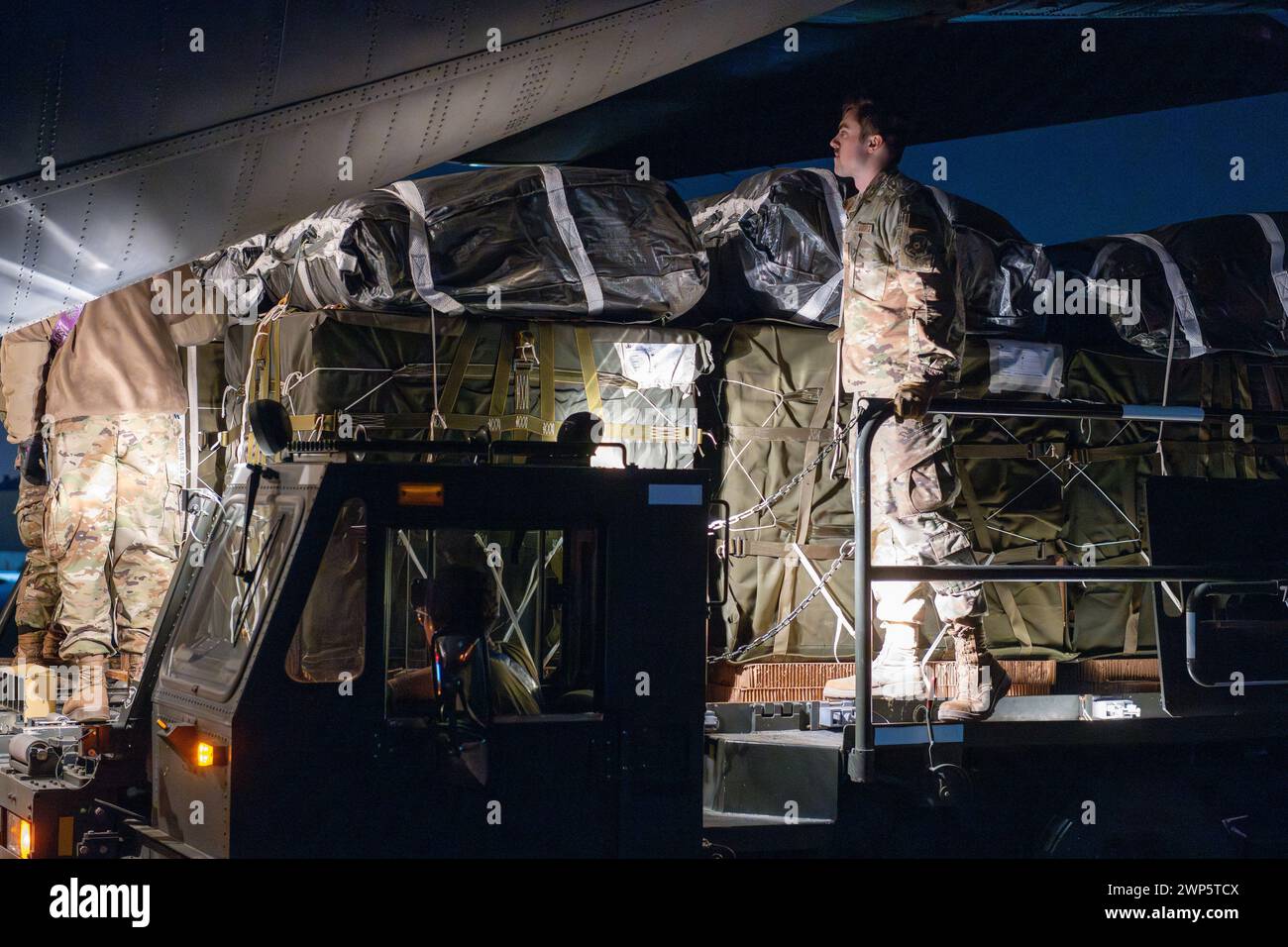 Washington, États-Unis. 04 mars 2024. Les aviateurs de l'US Air Force et les soldats de l'US Army chargent des palettes d'aide humanitaire sur un C-130J Super Hercules dans la zone de responsabilité du commandement central des États-Unis, le mardi 5 mars 2024. L’aide humanitaire consiste en près de 36 800 repas destinés aux civils de Gaza touchés par le conflit en cours dans la région. Photo via US Air Force courtoisie/UPI crédit : UPI/Alamy Live News Banque D'Images