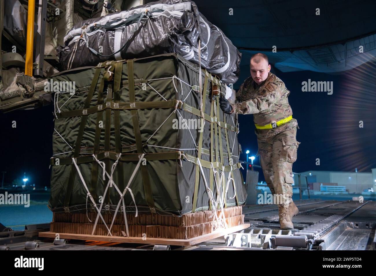 Washington, États-Unis. 04 mars 2024. Un aviateur de port aérien de l’armée de l’air américaine à bord d’un C-130J Super Hercules dans la zone de responsabilité du commandement central américain charge une palette de nourriture destinée à un largage aérien au-dessus de Gaza, le mardi 5 mars 2024. Les avions C-130 déployés dans la zone d'opérations centrale de l'armée de l'air américaine ont largué près de 75 000 repas au cours de deux missions de largage aérien au-dessus de Gaza. Photo via US Air Force courtoisie/UPI crédit : UPI/Alamy Live News Banque D'Images