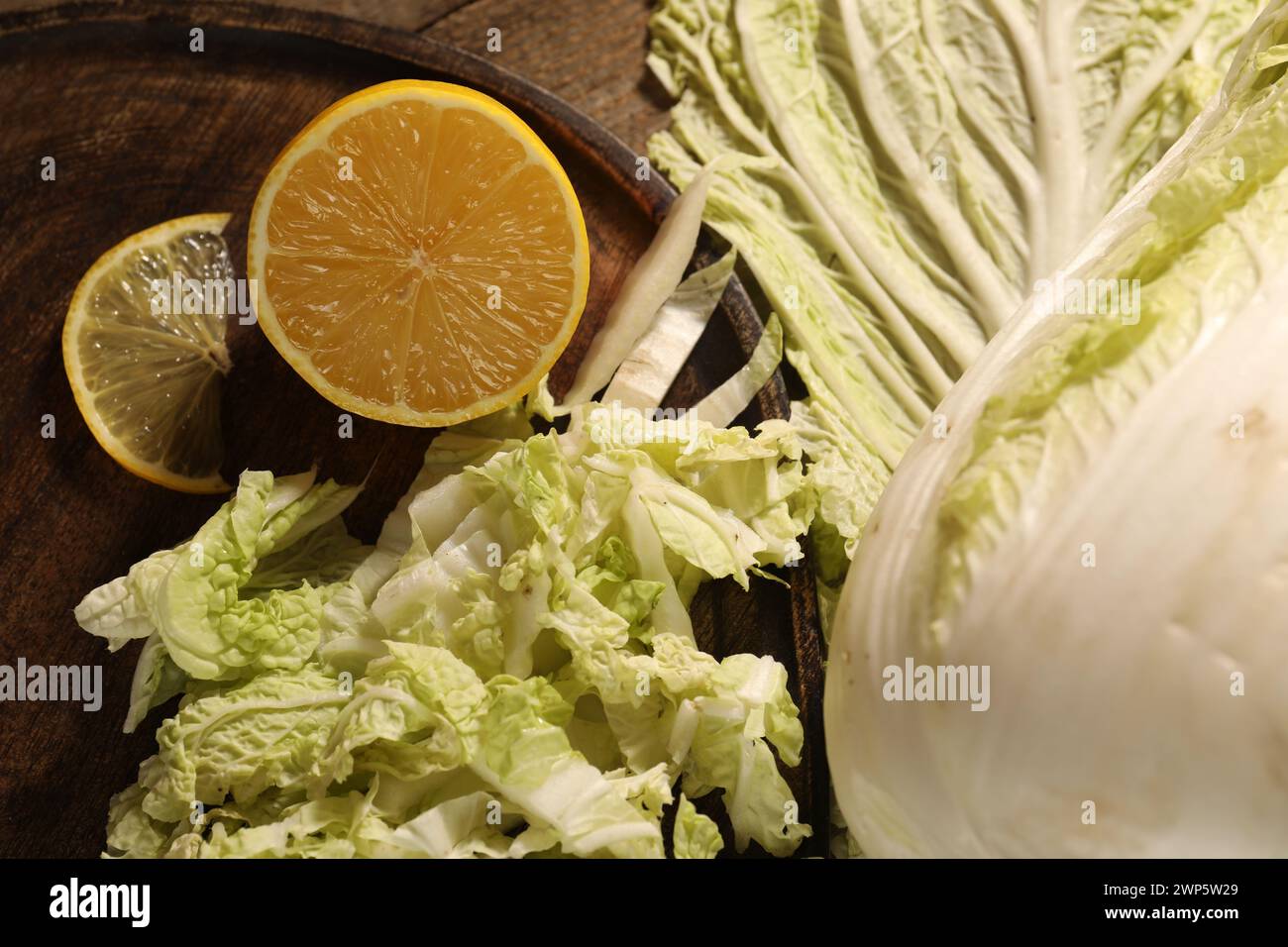 Chou chinois frais et citron sur la table, vue de dessus Banque D'Images