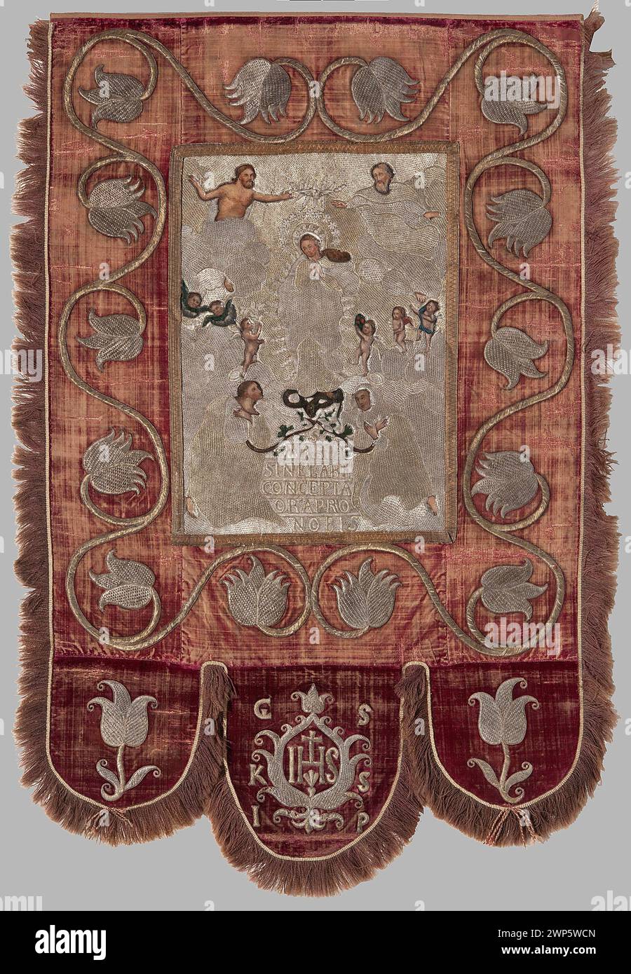 Ce vêtement d'église du XVIIe siècle représente l'iconographie de Dieu le Père, Jésus-Christ et le couronnement de Marie, avec des anges, des inscriptions et du matériel de l'église, conservés dans la collection de Tadeusz Wierzejski. Banque D'Images Ce vêtement d'église du XVIIe siècle représente l'iconographie de Dieu le Père, Jésus-Christ et le couronnement de Marie, avec des anges, des inscriptions et du matériel de l'église, conservés dans la collection de Tadeusz Wierzejski. Banque D'Images