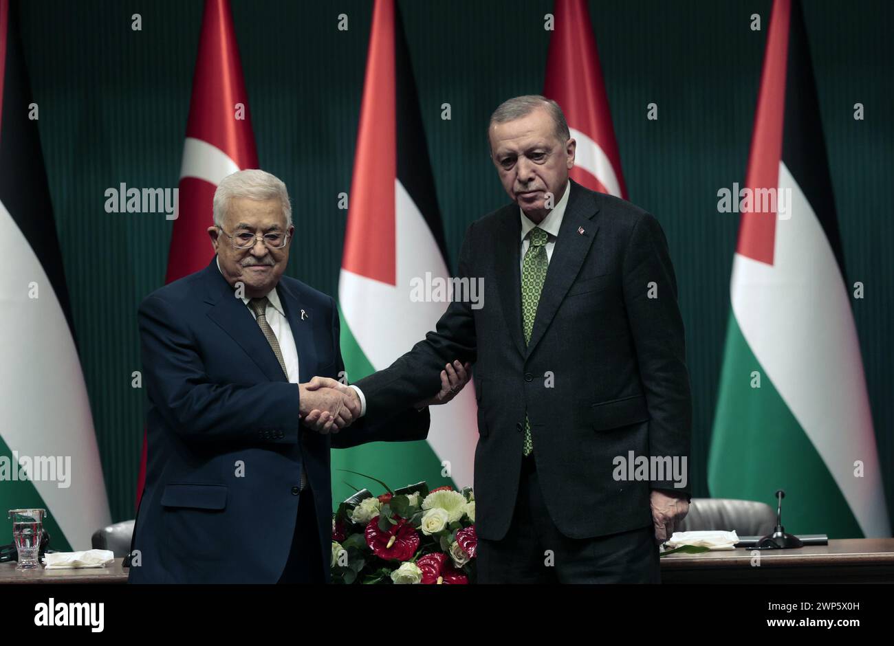 Ankara, T¨¹rkiye. 5 mars 2024. Le président turc Recep Tayyip Erdogan (à droite) serre la main du président palestinien Mahmoud Abbas lors d’une conférence de presse conjointe à Ankara, T¨¹rkiye, le 5 mars 2024. T¨¹rkiye est prêt à assumer ses responsabilités dans le cadre du mécanisme des garants dans le cadre de ses efforts pour mettre fin au conflit israélo-Hamas, a déclaré le président turc Recep Tayyip Erdogan lors d’une conférence de presse conjointe à laquelle a assisté mardi le président palestinien Mahmoud Abbas. Crédit : Mustafa Kaya/Xinhua/Alamy Live News Banque D'Images