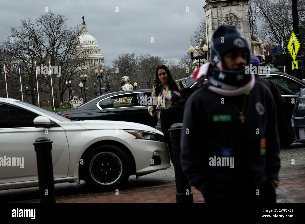 Washington, États-Unis. 05 mars 2024. Les gens traversent la rue près du Capitole des États-Unis, à Washington, DC, le mardi 5 mars, 2024. (Graeme Sloan/Sipa USA) crédit : Sipa USA/Alamy Live News Banque D'Images