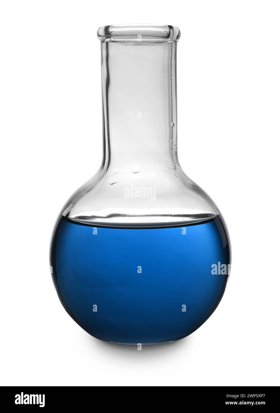 Ballon bouillant avec liquide bleu isolé sur blanc. Verrerie de laboratoire Banque D'Images