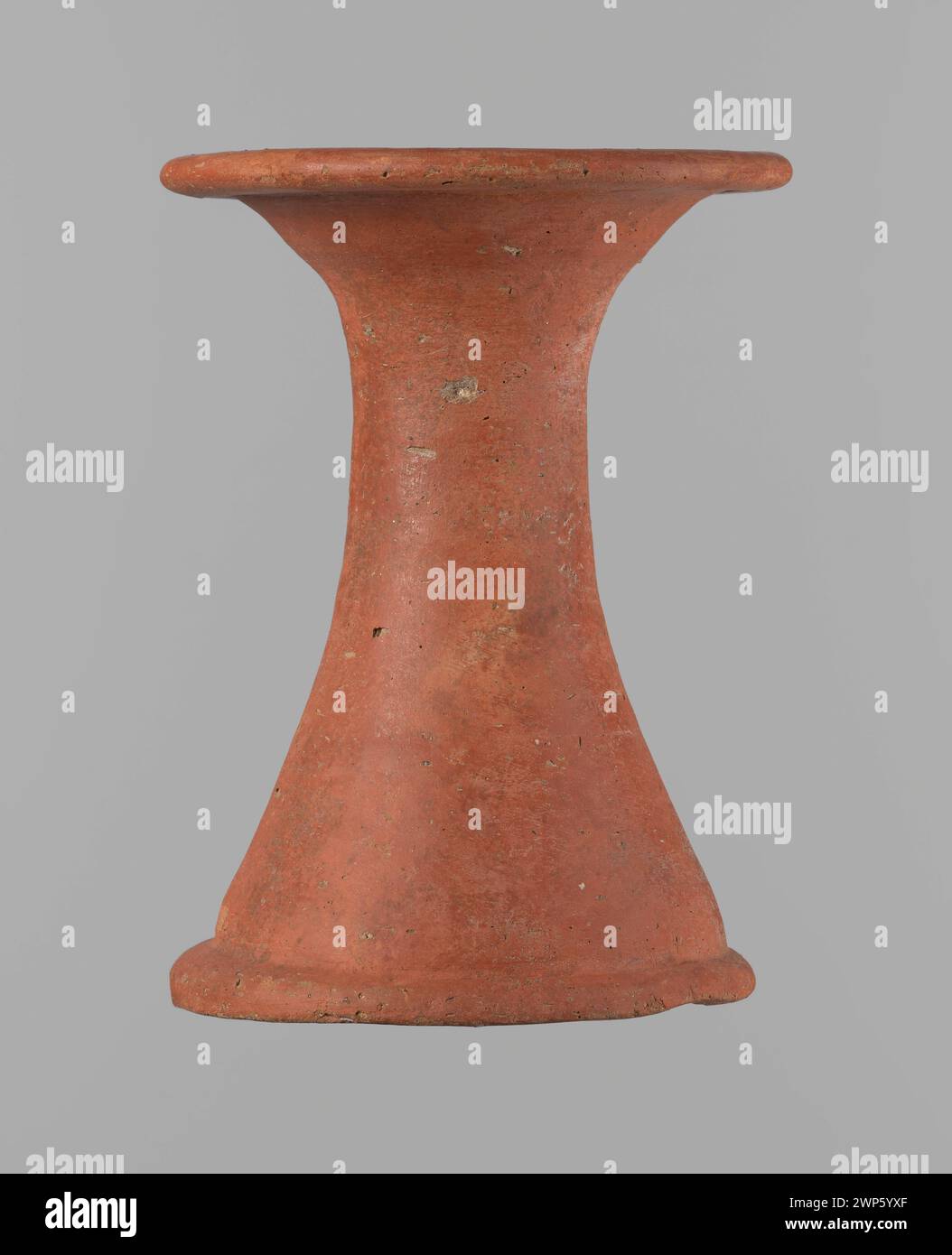 Stand pour un navire datant d'environ 2494–2181 av. J.-C., ancien Empire Égypte, utilisé pour soutenir des conteneurs, montrant les premières techniques d'artisanat en céramique. Banque D'Images