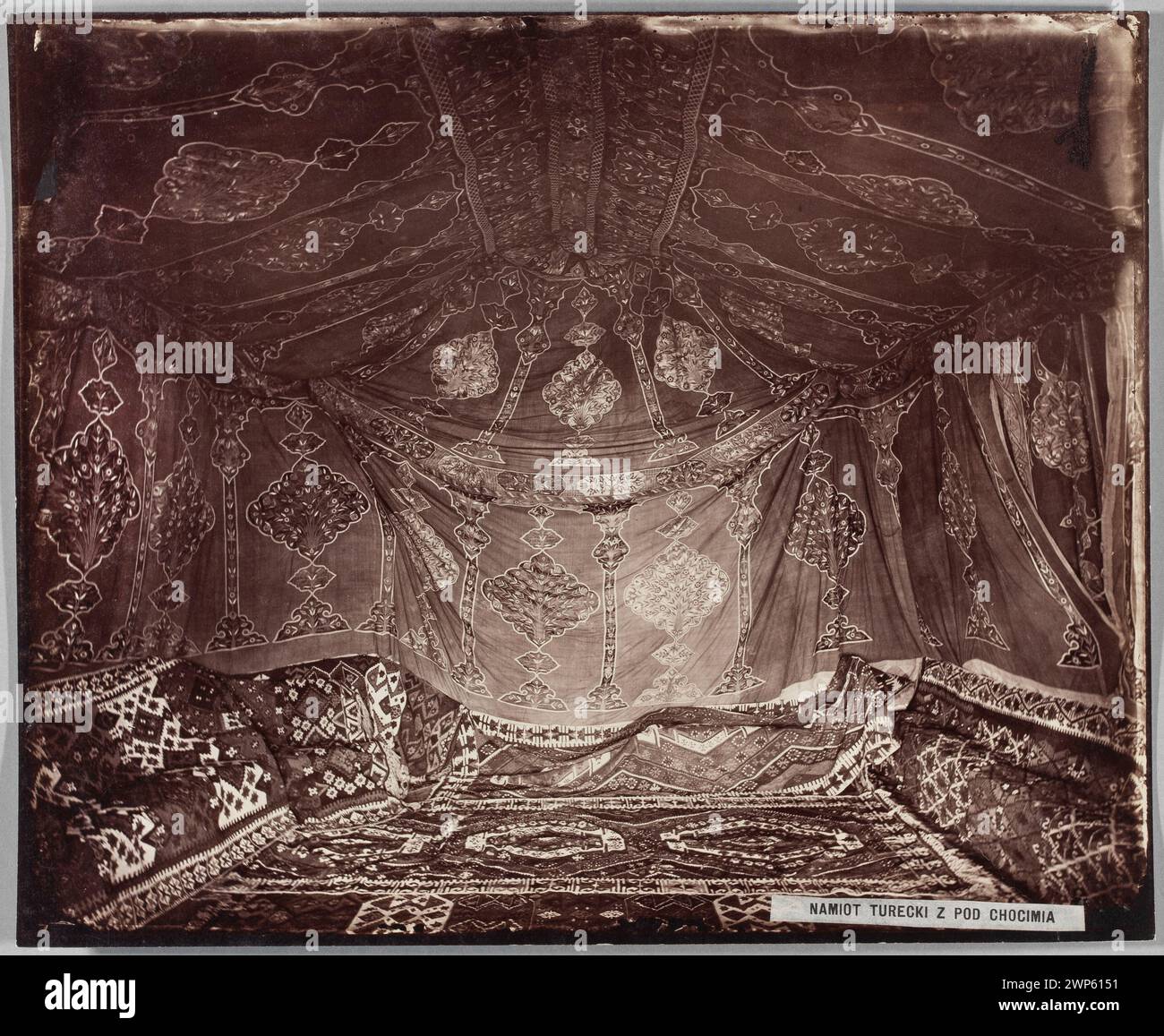 Vue d'une tente turque de la bataille de Khotyn (1673) au château de Podhorce, en Ukraine, peinte par Edward Trzemeski vers 1880, montrant l'architecture intérieure baroque et des éléments militaires historiques. Banque D'Images