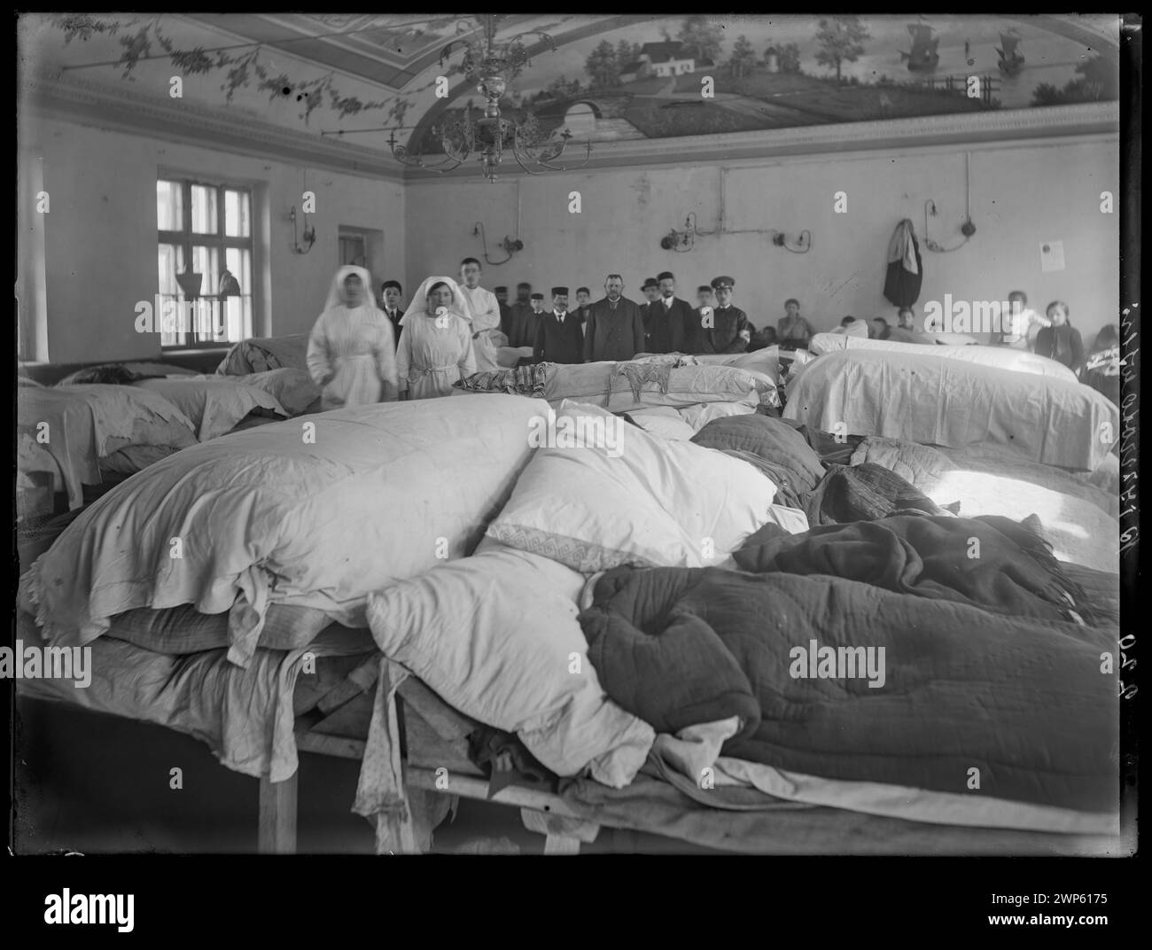 Auberge n ° 23 géré par le Comité des citoyens de Varsovie à ul. Nowiniarska 14 en 1915, fournissant un hébergement temporaire pour les résidents sans-abri. Banque D'Images