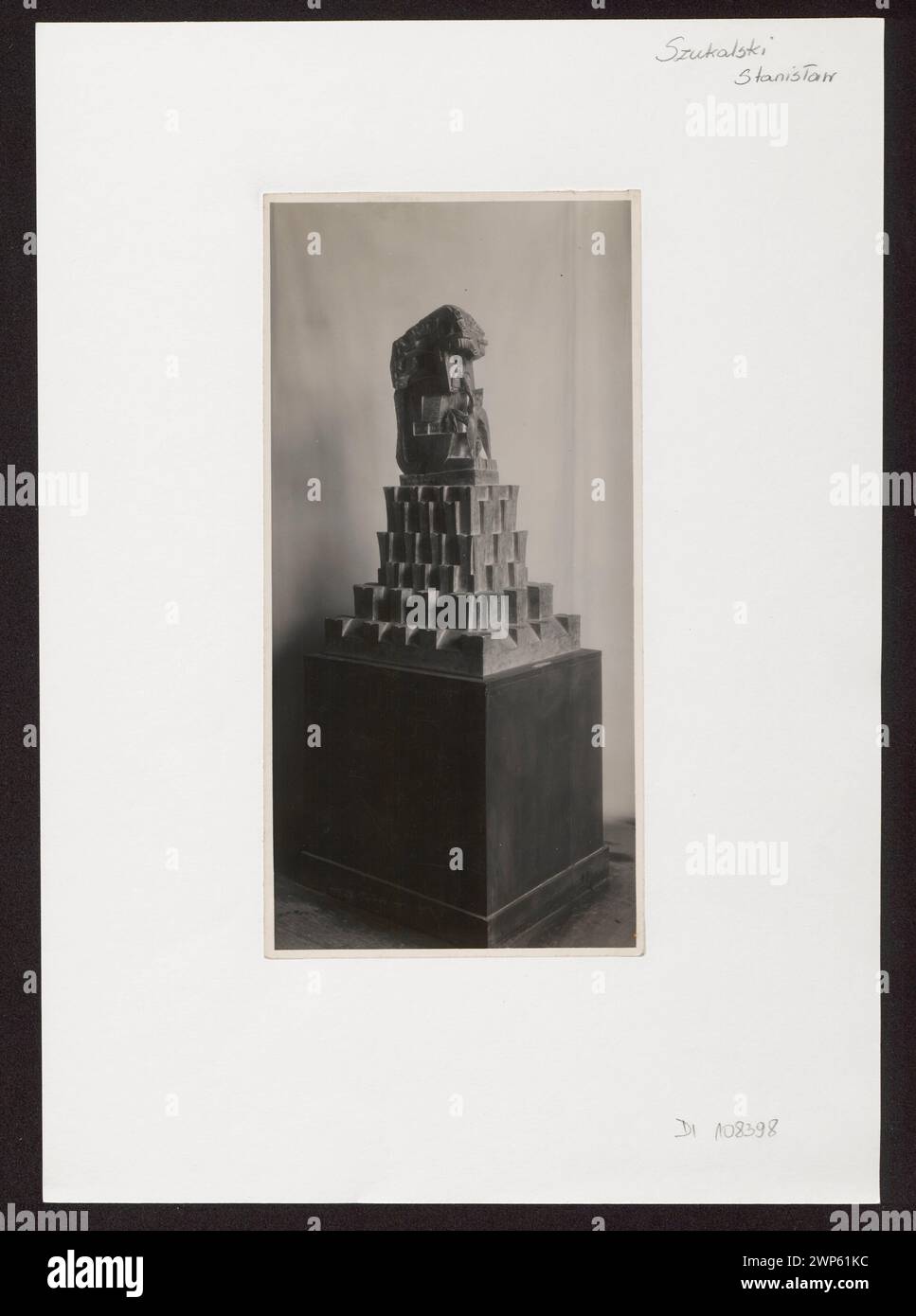 Photographie de sculpture : Stanisław Szukalski (1893-1987), 'Krak' ; photo Rep (Paris ; Studio photo ; FL. 1925) ; 1925 (1920-00-00-1930-00-00) ; Stanisław (1893-1987), Szukalski, monuments, sculpture (artiste), sculpture polonaise (artiste) Banque D'Images