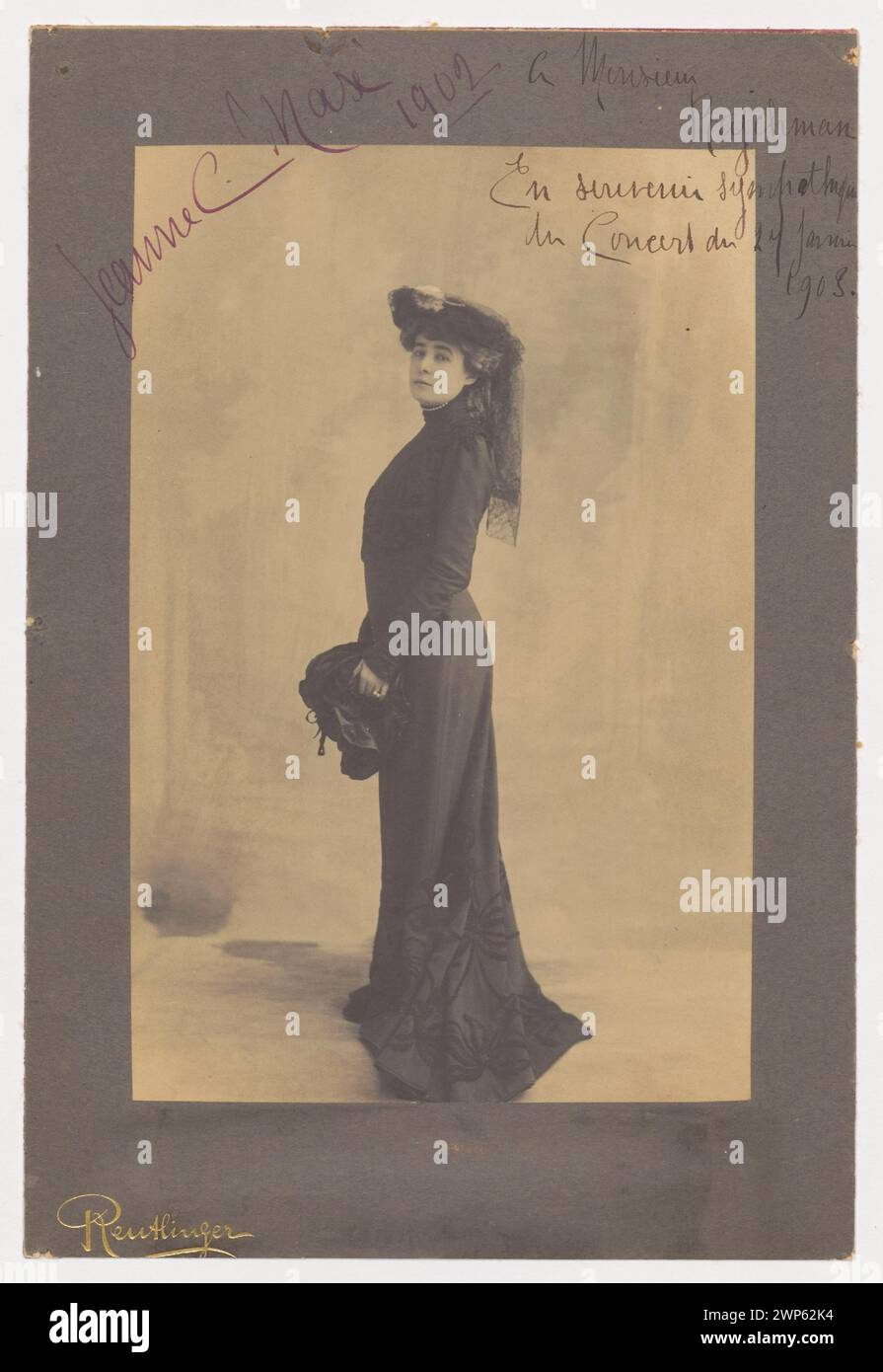 Photographie de Jeanne C. Max avec représentation complète du personnage, chapeaux et manchons, dédiée à Aleksander Rajchman en 1903, faisant partie de l'atelier Paris Reutlinger et de la collection de portraits féminins de Rajchman. Banque D'Images