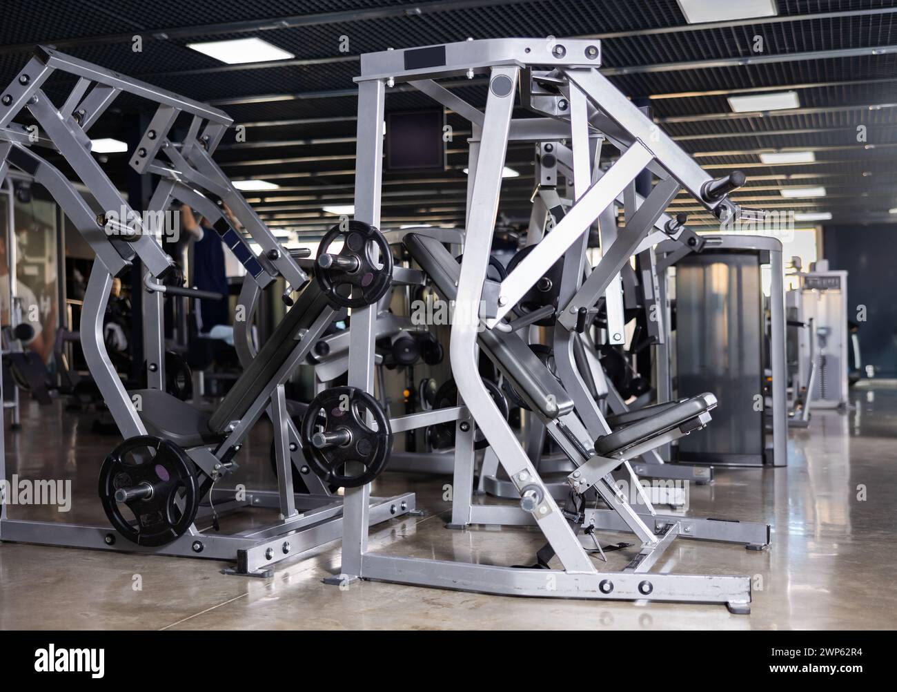 Intérieur de la salle de gym moderne avec appareils de musculation Banque D'Images