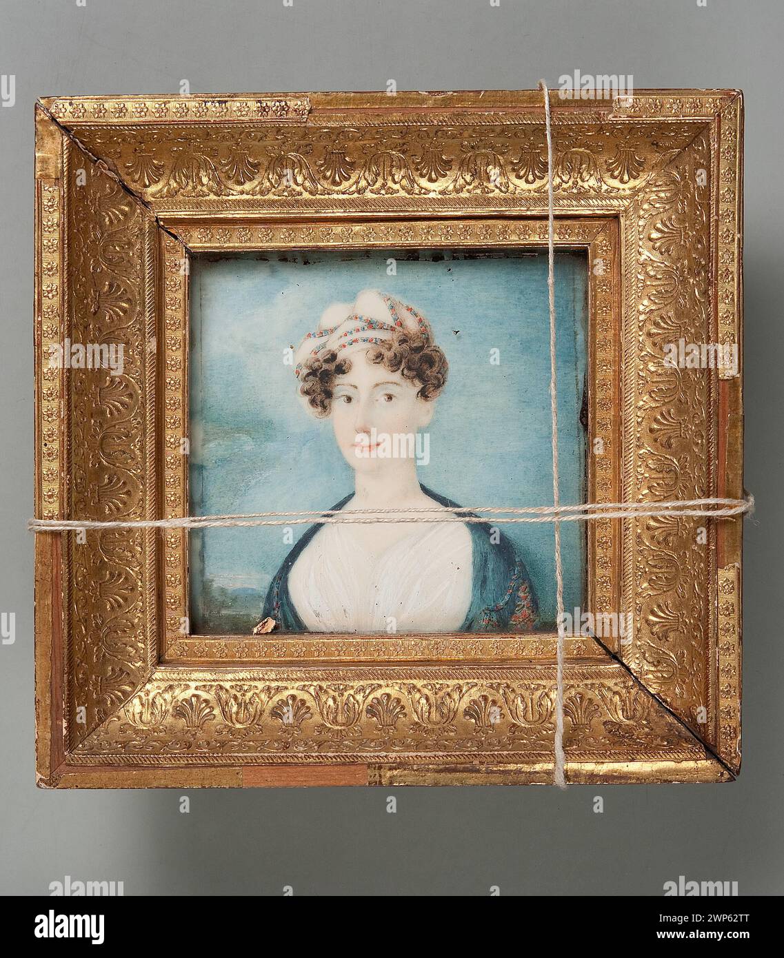 Portrait d'une femme portant une robe blanche et un châle bleu marine, représentant la mode, les coiffures et les portraits féminins du XIXe siècle. Banque D'Images