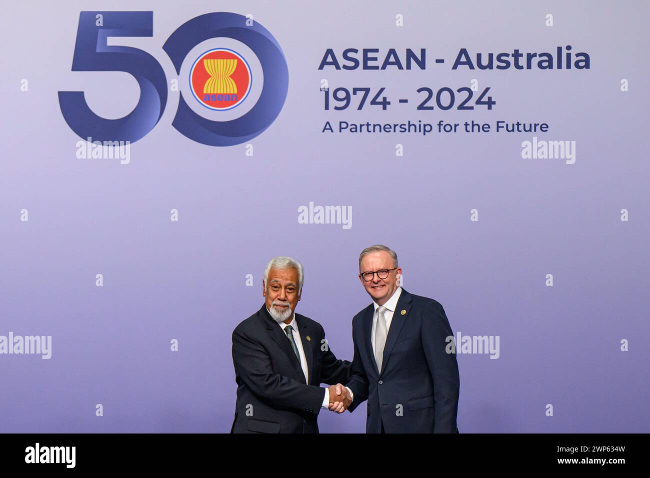 (De gauche à droite) le premier ministre de la République démocratique du Timor-Leste, Kay Rala Xanana Gusmão, et le premier ministre de l'Australie, Anthony Albanese, se serrent la main lors de l'arrivée des dirigeants du Sommet spécial de l'ANASE en Australie et de l'événement officiel de photos de famille à Melbourne. Le premier ministre australien, Anthony Albanese, a salué l'arrivée des dirigeants de l'Association des Nations de l'Asie du Sud-est et a posé pour des photos au Sommet spécial de l'ASEAN Australie. Le Sommet spécial de trois jours célébrera le 50e anniversaire des relations de dialogue ASEAN-Australie, avec des centaines de responsables et de dirigeants réunis pour le sommet Banque D'Images