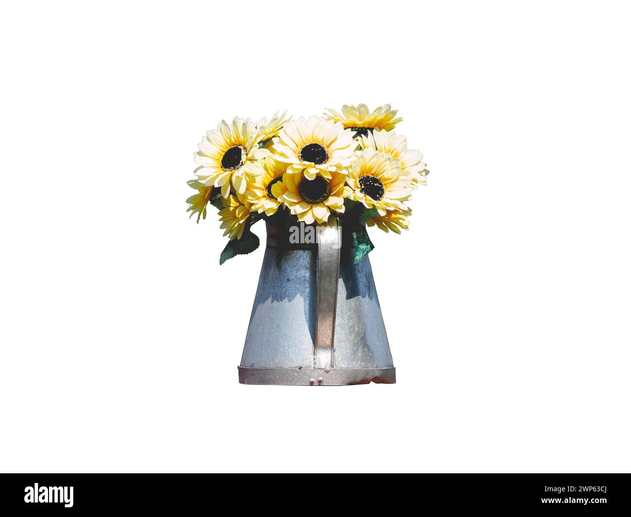 Tournesols et fleurs jaunes disposés dans un vase, représentant un bouquet vibrant de la beauté de la nature Banque D'Images