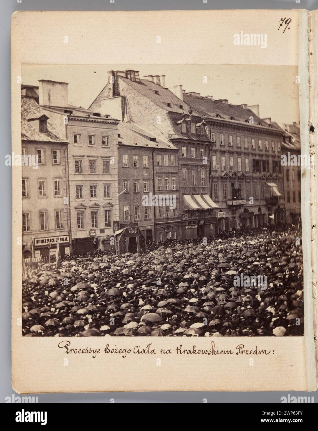 Vue depuis la terrasse civique Resursa montre les participants à la procession du Corpus Christi sur Krakowskie Przedmieście, y compris les autels et les décorations religieuses, datés du 4 juin 1863. Banque D'Images