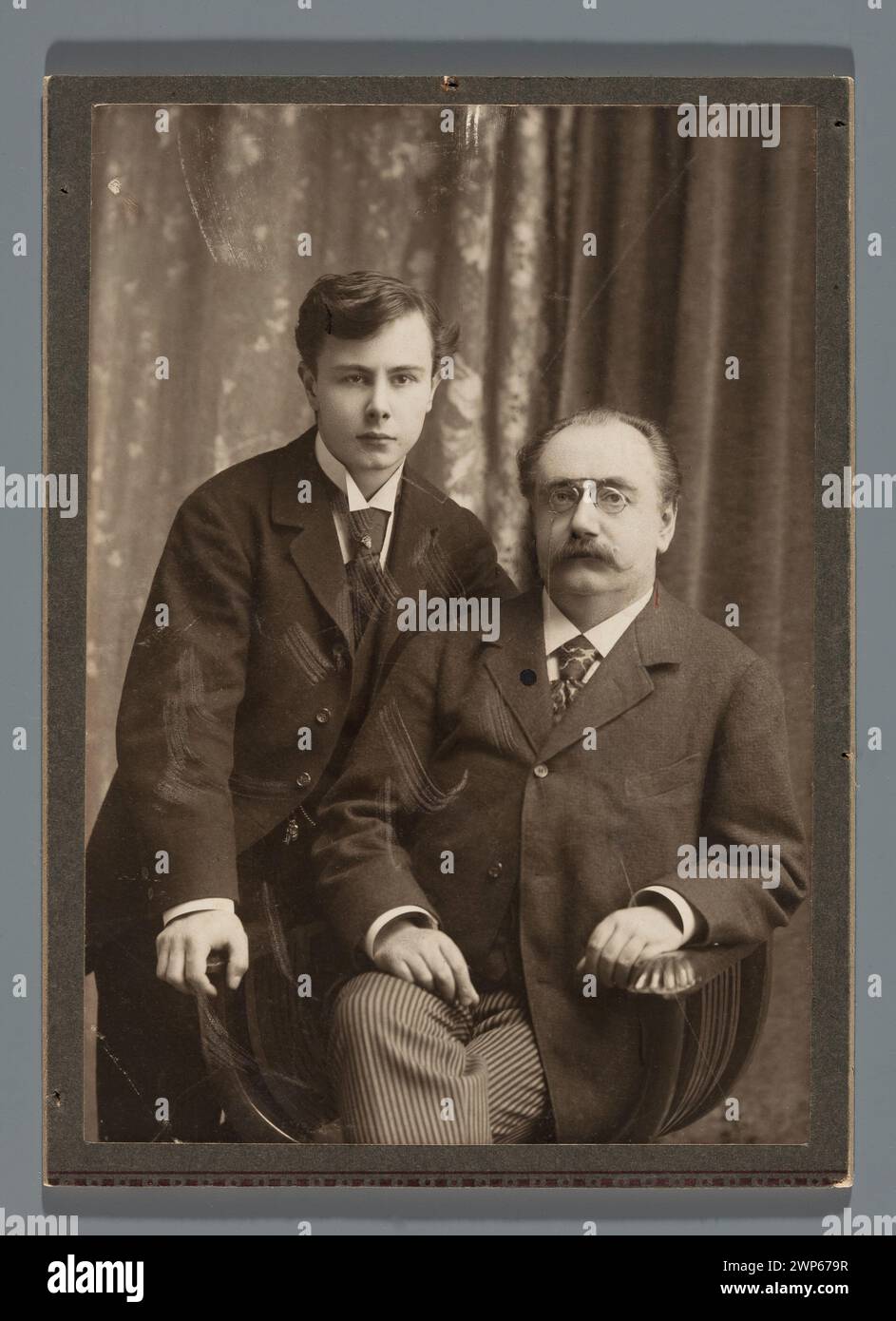 Portrait de Kazimierz Hofmann (1842-1911), pianiste, compositeur, pédagogue, avec son fils Józef Hofmann (1876-1957), pianiste et compositeur ; Idzikowski, Jan WAC Aw (1861-) ; vers 1899 ; avant 8.04.1899 (1895-00-00-1899-00) ; Hofmann, Józef (1876-1957), Hofmann, Hofmann, Józef (1876-1957)-iconographie, Hofmann, Kazimierz (1842-1911), Hofmann, Kazimierz (1842-1911)-iconographie, partage plus, Rajchman, Aleksander (1855-1915 ) - collection, jumelles, compositeurs, modernisme (style), musiciens, lunettes, pianistes, Pologne (culture), Portraits, Portraits d'hommes, doubles portraits, message (provenance) Banque D'Images