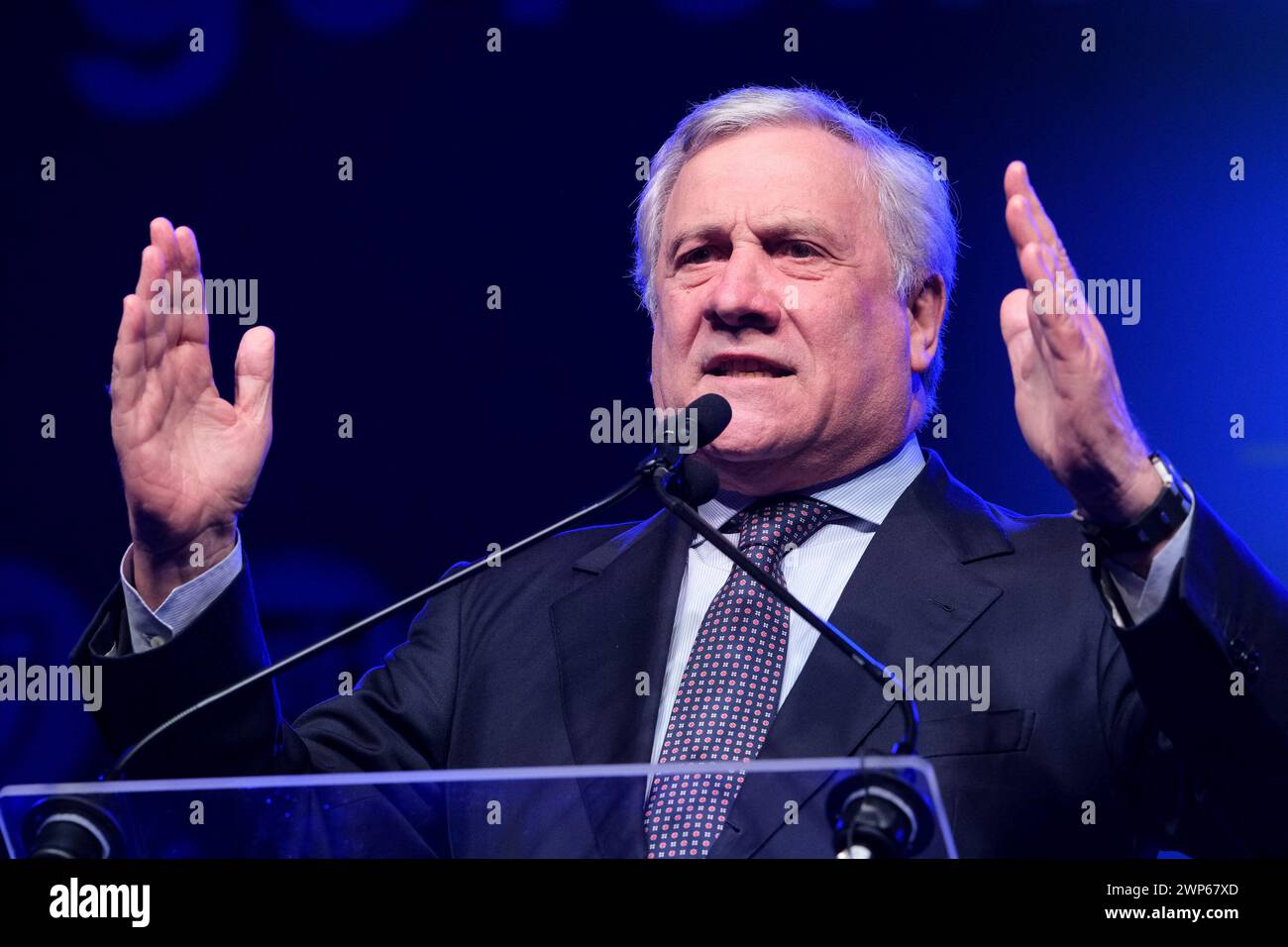 Pescara, Italie. 05 mars 2024. Antonio Tajani, ministre des Affaires étrangères et de la coopération internationale, s’exprime lors d’un rassemblement pour soutenir Marco Marsilio lors des élections régionales des Abruzzes à Pescara. (Photo de Davide Di Lalla/SOPA images/SIPA USA) crédit : SIPA USA/Alamy Live News Banque D'Images