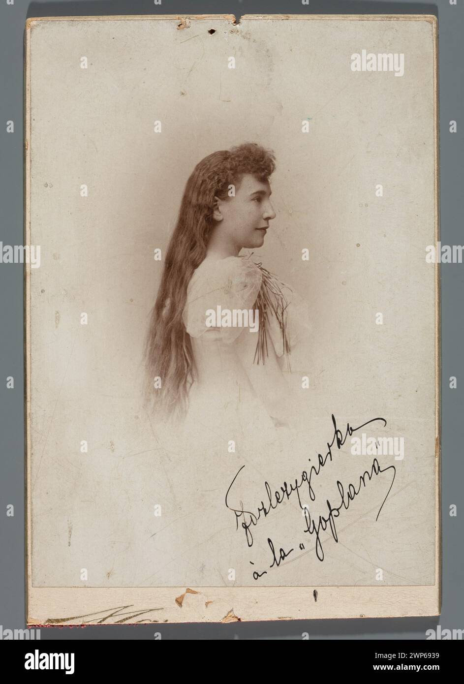 Portrait de Józefa Szlezygierówna (1861-1947), enfants, dans le costume de Goplany à l'opéra dans l'opéra 'Goplan' (Goplana '(plus tard du profil) ; Mazur, Dawid ( -1916) ; vers 1898 (1895-00-00-1900-00-00) ; Goplana (lit.), Rajchman, Aleksander (1855-1915)-collection, Józef, Szlezygierówna (1861-1947), Szlezygierówna, Józef (1861-1947)-iconographie, acteurs, costumes de théâtre, Opéra (artiste), Pologne (Poland (artiste.) Culture), portraits, portraits féminins, message (provenance), théâtre (artiste), chanteurs, Żeleński, Władysław (1837-1921)-créativité, Żeleński, Władysław (1837-1921). Goplana Banque D'Images