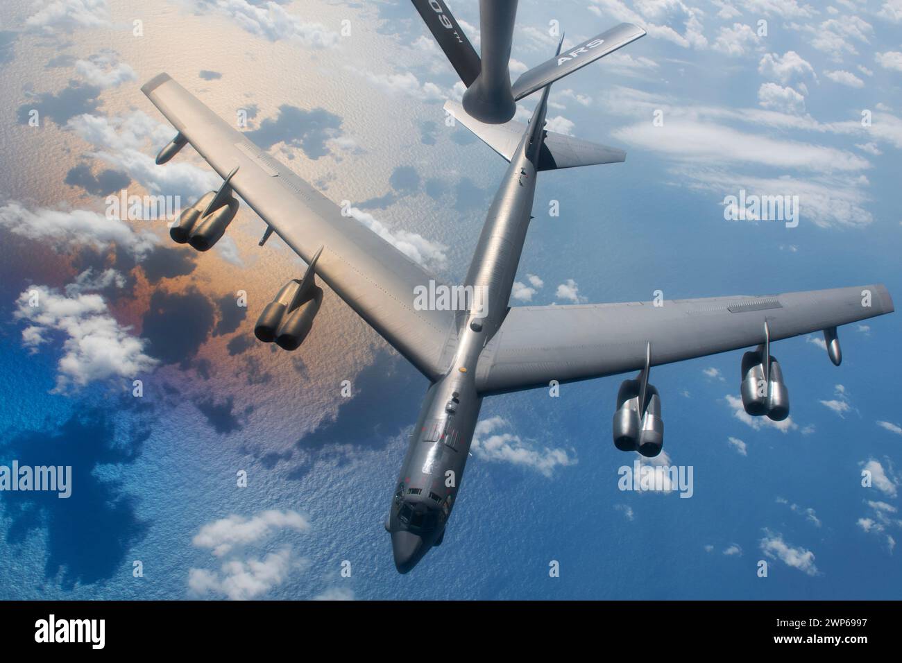 Un B-52H Stratofortress affecté à la 5th Bomb Wing, Minot Air Force base, Dakota du Nord, part après un ravitaillement aérien au cours d'un EXE de routine de Bomber Task Force. Banque D'Images