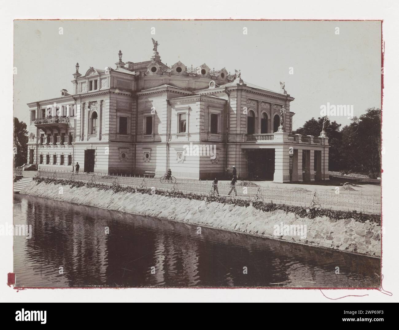 Kalisz. Bâtiment du Théâtre municipal (érigé en 1896-1900 selon le projet de Józef Chrzanowski) - vue générale ; vers 1900 (1900-00-00-1914-00-00);Kalisz (voïvodie de Grande Pologne), Rajchman, Aleksander (1855-1915) - collection, Théâtre de ville (Kalisz), architecture, architecture polonaise, Pologne (culture), théâtre (artiste), théâtres Banque D'Images