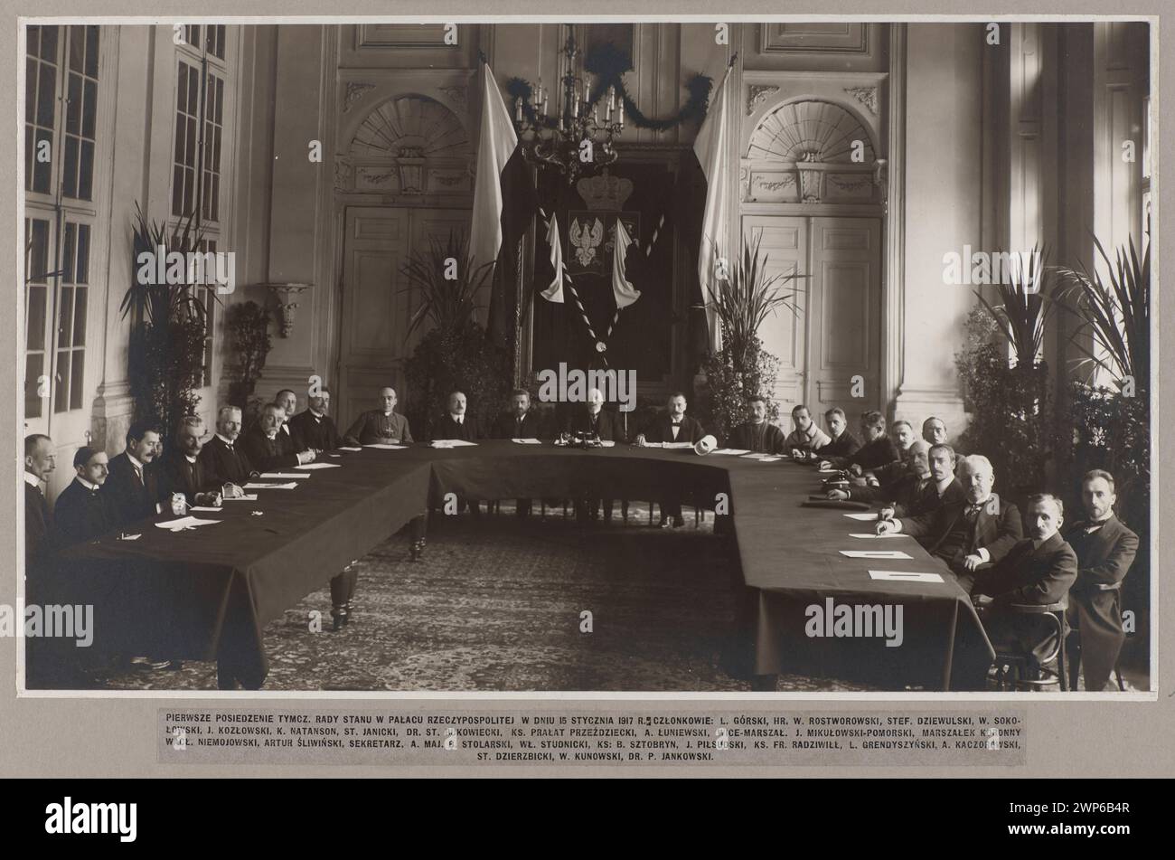 La première réunion du Conseil d'État provisoire dans les Pału de la République de Pologne le 15 janvier 1917, CZ oncles : L. Górski, HR. W. Rostworowski, Stef. Dziewulski, W. Sok Śok, J. Koz Łowski, K. Natanson Janicki, Dr. Prog Bukowiecki, père Pra IN. Studnicki, père B. Sztobryn, J. Pi Sudski, père P. Radziwi, L. Grendyszy, A. Kaczorowski Dzierzbicki, W. Kunowski, dr P. Jankowski [album 'Réunion du Conseil d'Etat provisoire du 15 janvier 1917'] ; Saryusz-Wolski, WAC AW (1870-1933) ; 15.01.1917 (1917-00-00-1917-00-00) ; Conseil d'Etat temporaire du Royaume de Pologne ( Banque D'Images