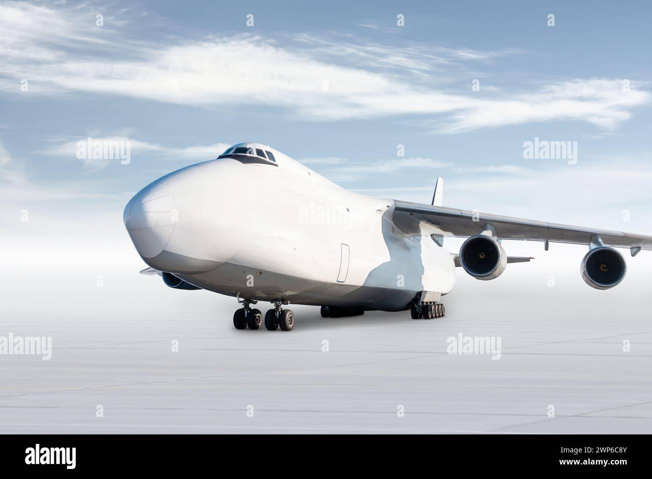 Avion cargo de transport de corps large blanc isolé sur fond lumineux avec ciel Banque D'Images