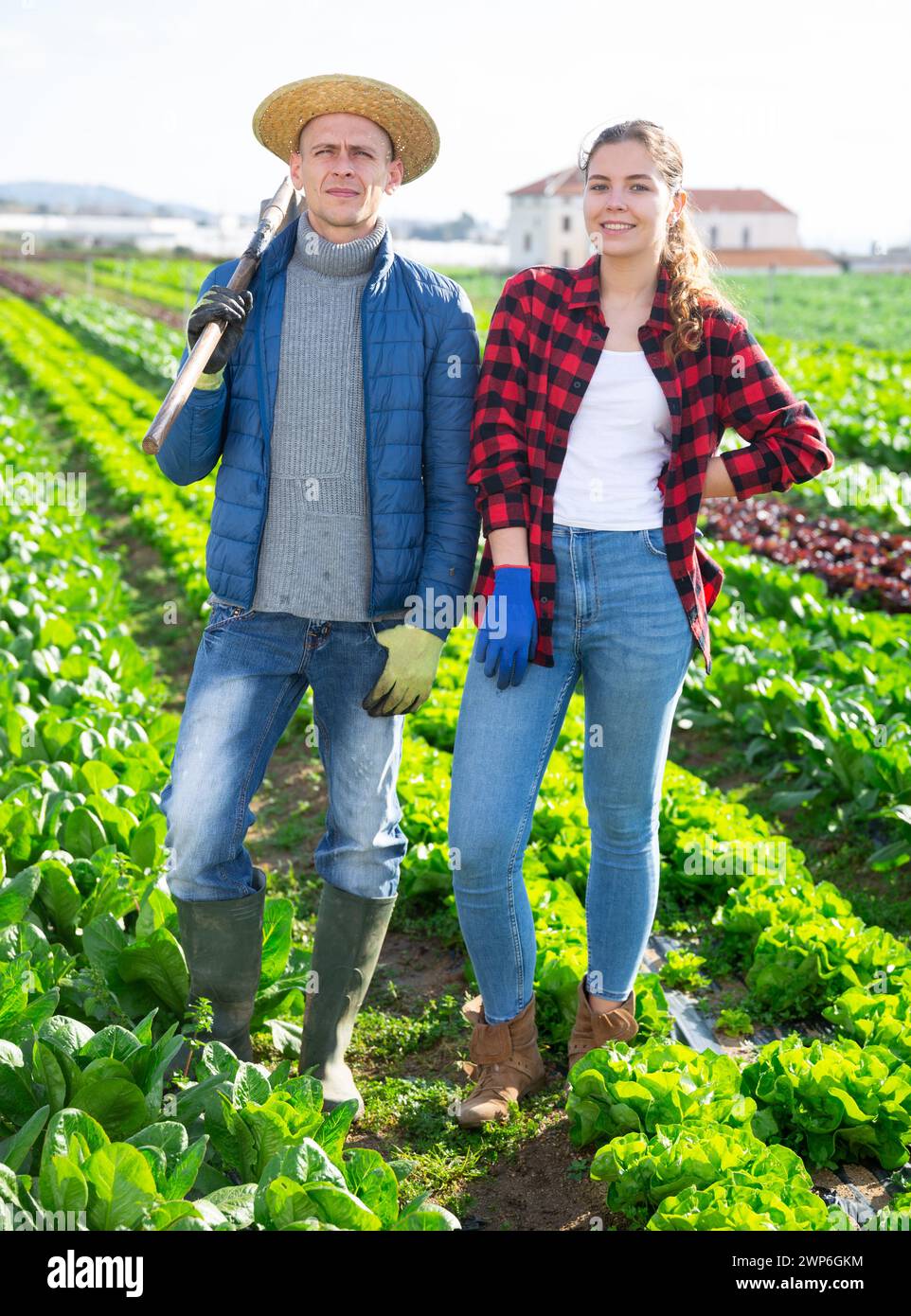 Portrait de deux agriculteurs sur un champ agricole collectif Banque D'Images