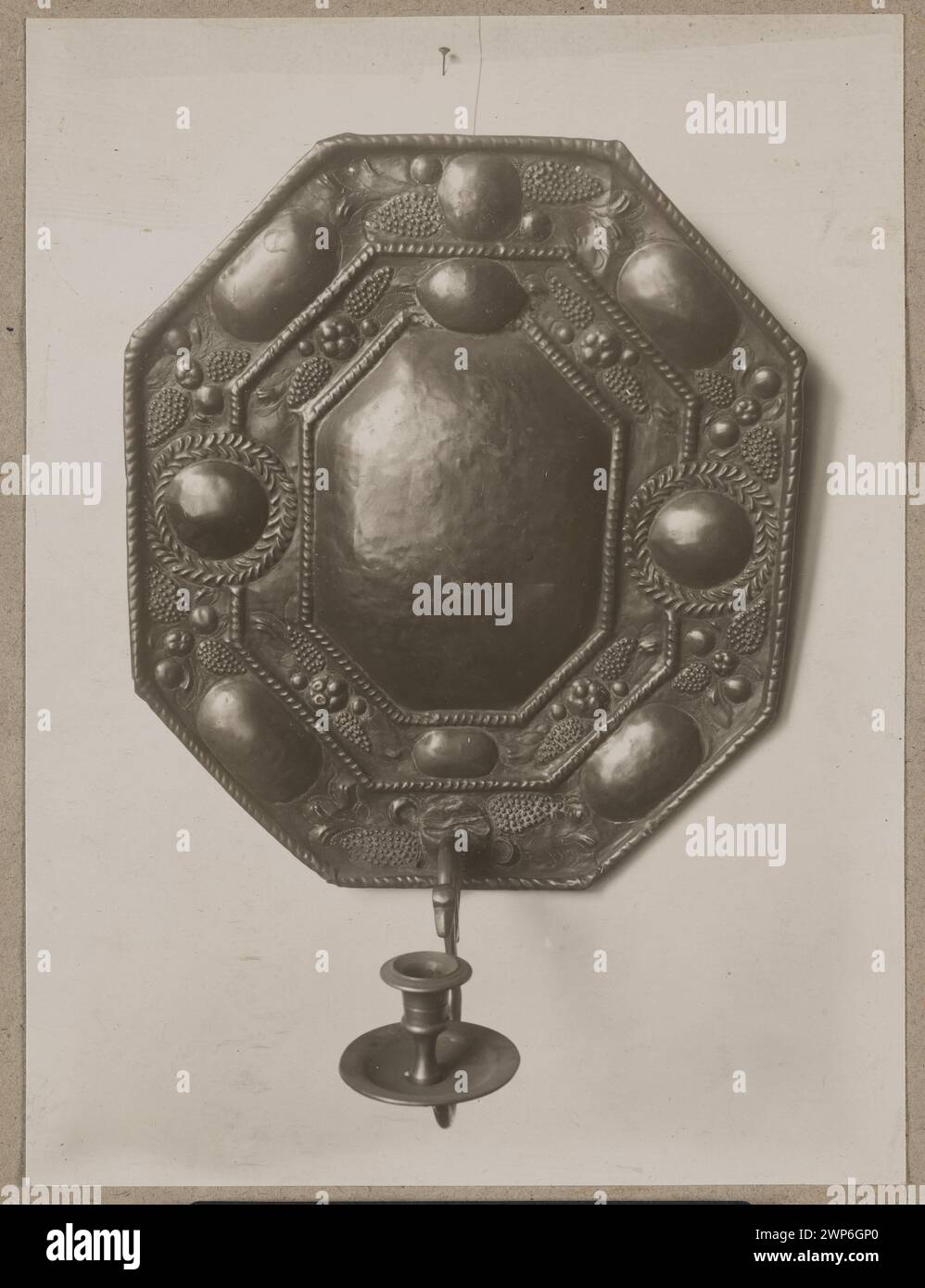 Une application de miroir convexe avec une étiquette de balance et un réflecteur de la collection Leopold Méyet, Musée national de Varsovie, illustrée vers 1920-1922, documentant la conception, le matériau et la configuration. Banque D'Images
