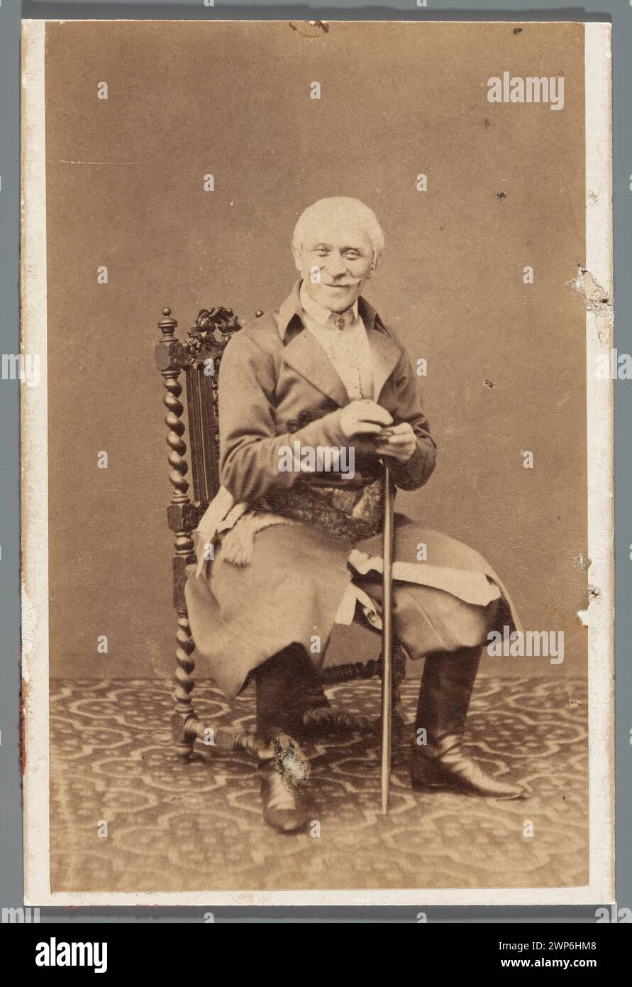 Portrait d'un jeune acteur masculin en costume de scène polonais, y compris des robes et des ceintures, photographié vers 1875 dans la collection de Rajchman. Banque D'Images