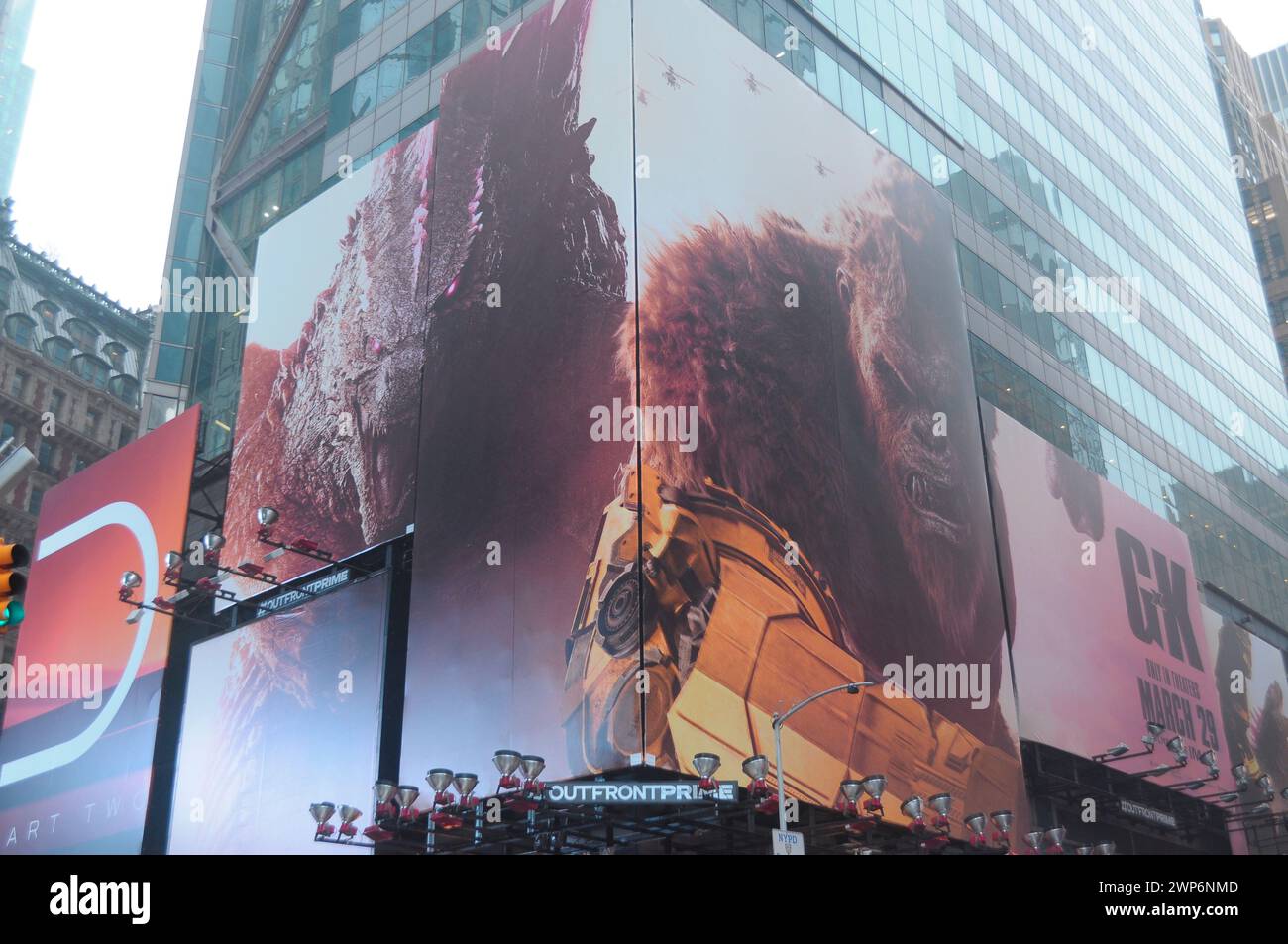 New York, États-Unis. 05 mars 2024. Un panneau d'affichage pour le film à venir, Godzilla x Kong : The New Empire, est vu à Times Square, New York. (Photo de Jimin Kim/SOPA images/SIPA USA) crédit : SIPA USA/Alamy Live News Banque D'Images