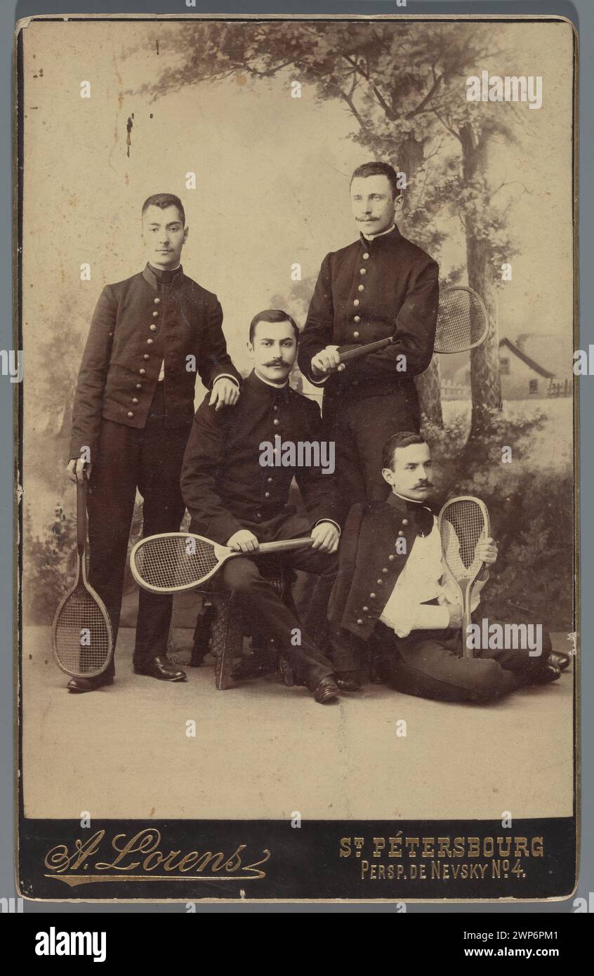 Portrait de quatre hommes tenant des raquettes de tennis, photographié vers 1890, illustrant des portraits de groupe liés au sport, faisant partie de la collection d'Aleksander Rajchman. Banque D'Images